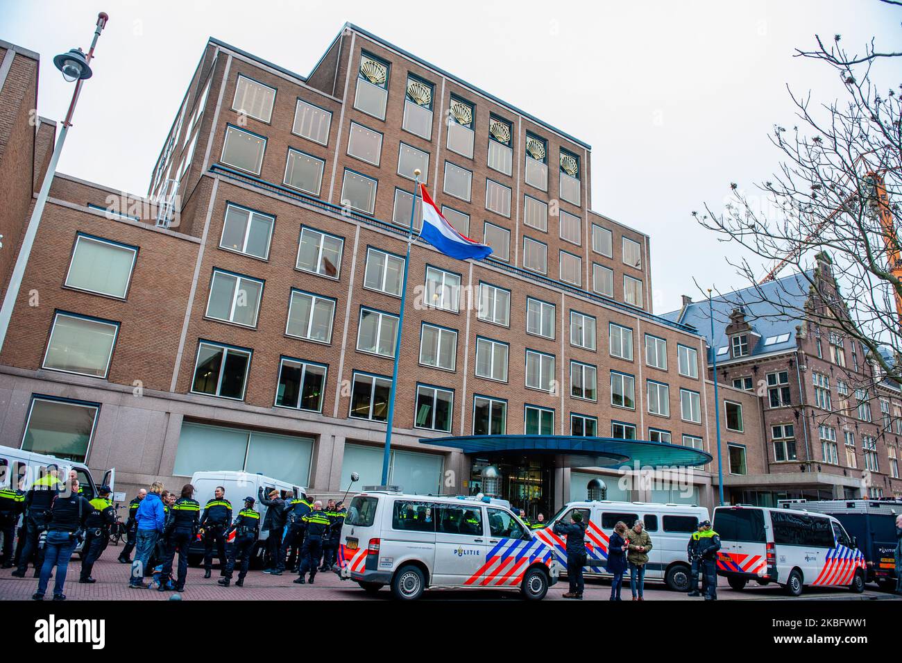 Vue du quartier général de Shell après une action contre Shell menée par la rébellion d'extinction, à la Haye, sur 31 janvier 2020. (Photo par Romy Arroyo Fernandez/NurPhoto) Banque D'Images