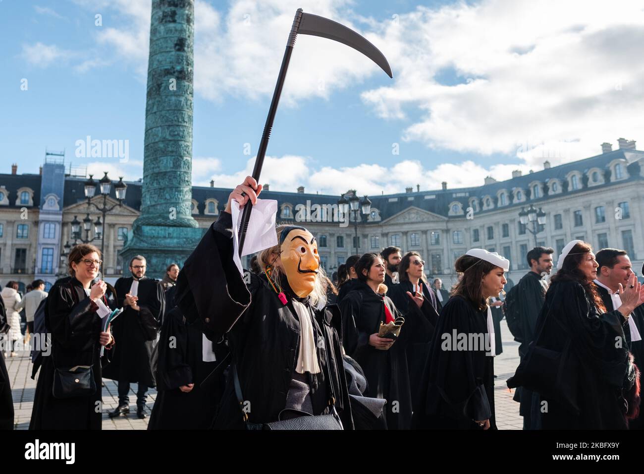 Environ 50 avocats ont protesté le 31 janvier 2020 à Paris, en France, devant le ministère de la Justice, à la place Vendôme, contre la réforme des retraites gouvernementales. Certains ont essayé d'entrer dans le ministère sans succès, d'autres ont jeté sur le plancher leur livre de code civil et les ont brûlés, portant des panneaux disant "avocats en colere" (avocats en colère). (Photo de Jerome Gilles/NurPhoto) Banque D'Images