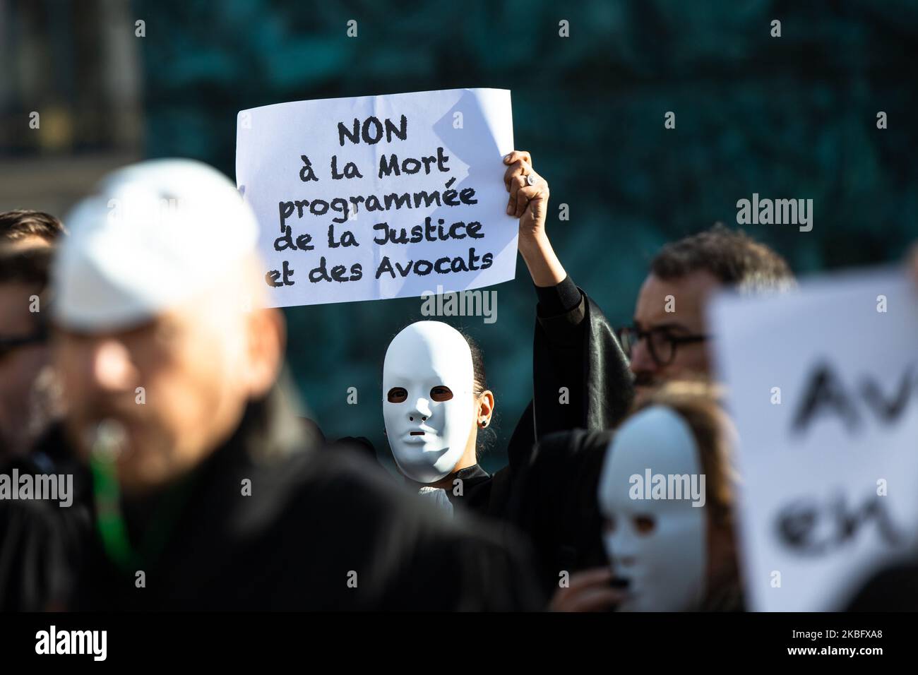 Environ 50 avocats ont protesté le 31 janvier 2020 à Paris, en France, devant le ministère de la Justice, à la place Vendôme, contre la réforme des retraites gouvernementales. Certains ont essayé d'entrer dans le ministère sans succès, d'autres ont jeté sur le plancher leur livre de code civil et les ont brûlés, portant des panneaux disant "avocats en colere" (avocats en colère). (Photo de Jerome Gilles/NurPhoto) Banque D'Images