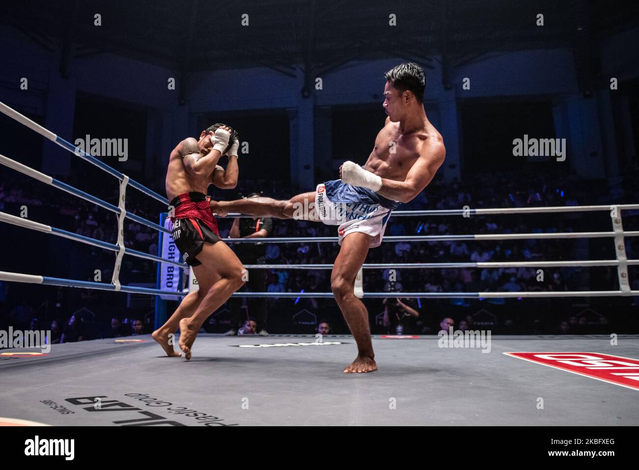 EM Sothy, du Cambodge (R), lance Hein Tun Aung, du Myanmar (L), dans leur combat léger lors du Championnat du monde de léthwei à Yangon, au Myanmar, sur 31 janvier 2020. (Photo de Shwe Paw Mya Tin/NurPhoto) Banque D'Images