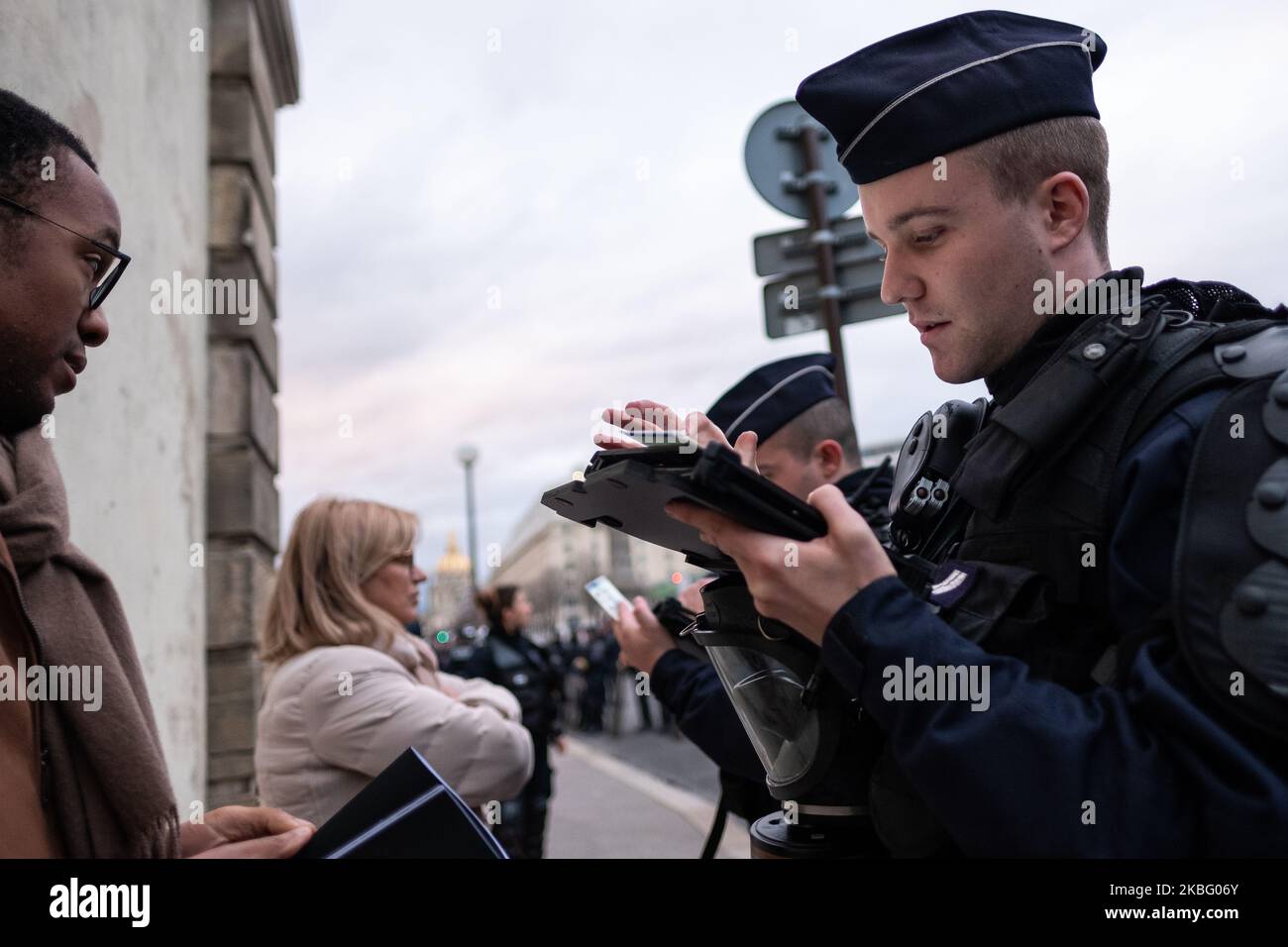 La police a fait un piège de police et enfermer les manifestants dans la rue pendant une heure, et a donné des billets de 135 euros à tous, même aux non-manifestants et à certains journalistes. La police a donné des billets de 135 euros pour protester dans les rues (photo de Jerome Gilles/NurPhoto) Banque D'Images