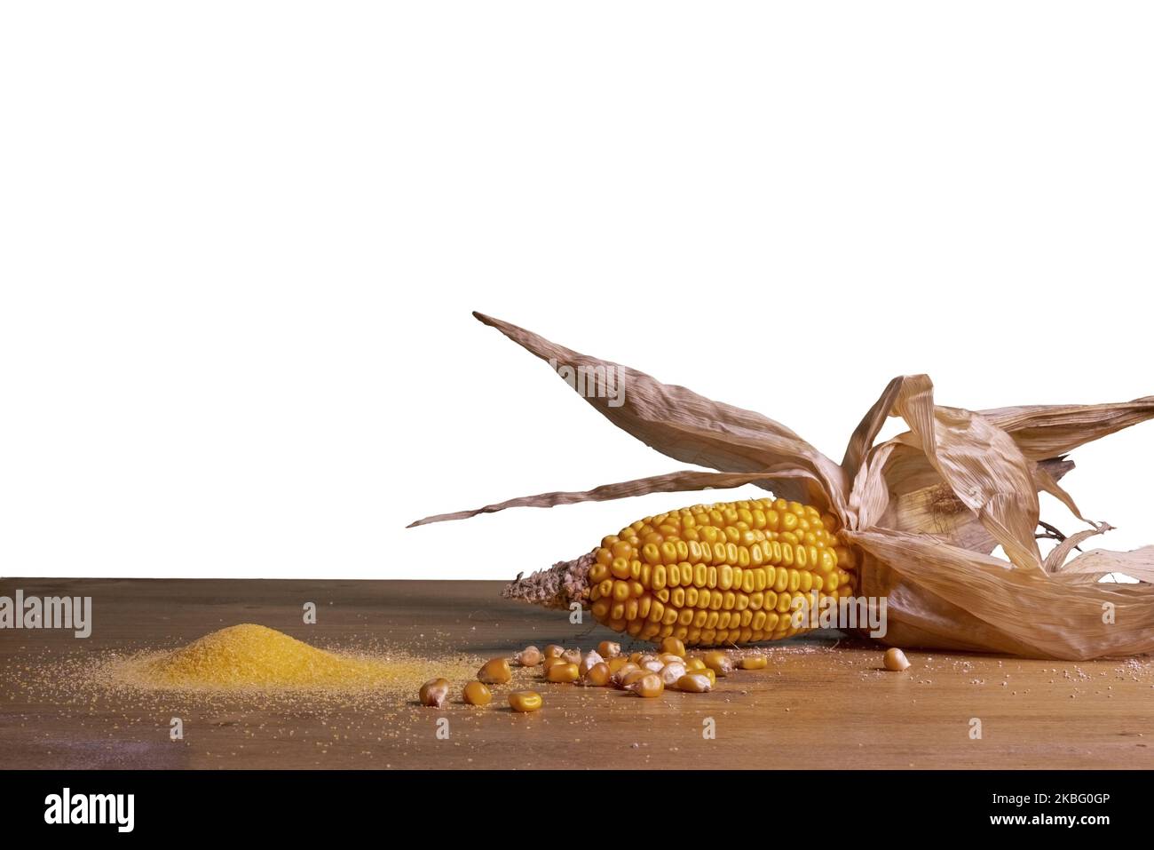 un rafle et un semoule de maïs sur une table en bois et un fond transparent Banque D'Images