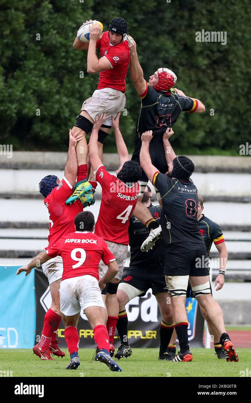 Les joueurs du Portugal et de la Belgique participent au championnat d'Europe de rugby entre le Portugal et la Belgique au stade universitaire de Lisbonne, au Portugal, sur 1 février 2020. (Photo par Pedro Fiúza/NurPhoto) Banque D'Images