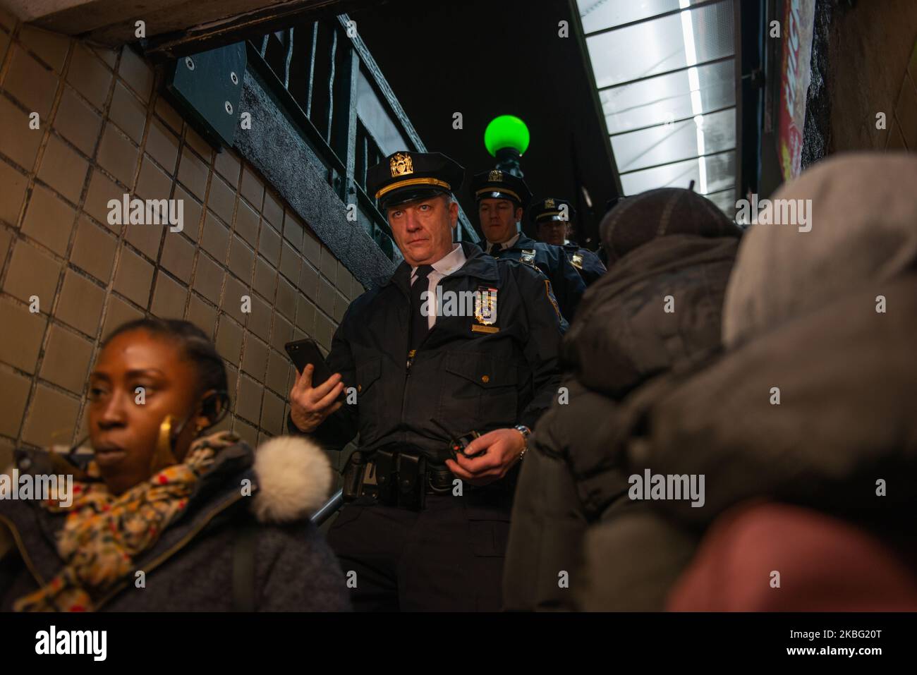 La police réagit à une vague de manifestants qui sortent d'une station de métro sur 31 janvier 2020. La manifestation était en réaction à une présence accrue de la police dans les métros de New York. La police prétend qu'elle doit renforcer l'application de la loi sur l'évasion des tarifs et que les fraudeurs coûtent $240 millions par an à l'agence de transport en commun. Les militants, cependant, voient la présence supplémentaire de la police comme une guerre contre les pauvres. (Photo par Aidan Loughran/NurPhoto) Banque D'Images