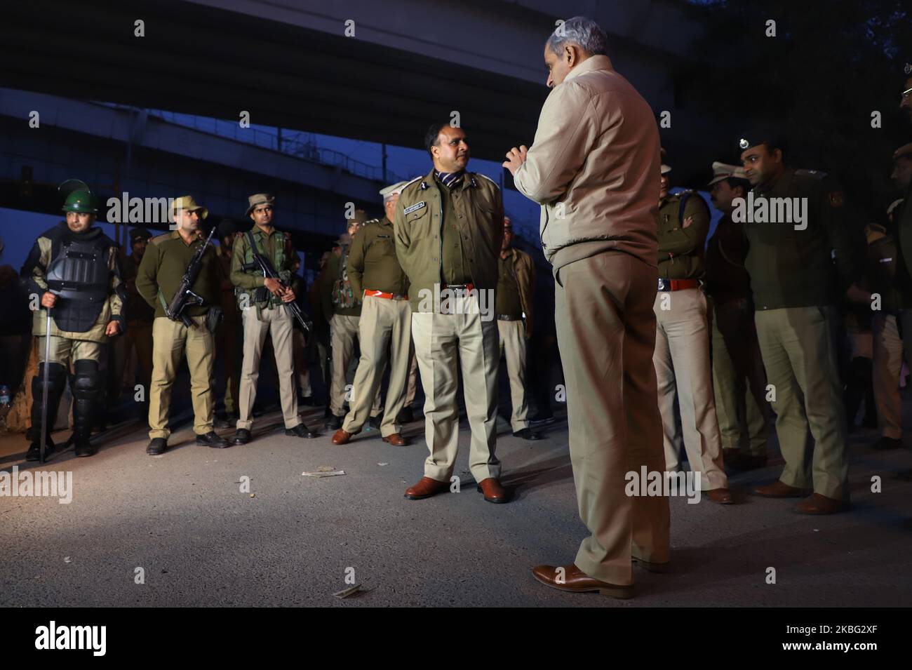 Le 02 février 2020, le personnel de police de Delhi se trouve près de Shaheen Bagh à New Delhi. La panique a été saisie après qu'un homme ait déclenché deux coups de feu dans la région de Shaheen Bagh, qui a été mise en garde plus tard par la police. Les protestations contre la Loi modifiant la citoyenneté (LACC) et le CNRC se poursuivent dans la région de Shaheen Bagh. (Photo de Nasir Kachroo/NurPhoto) Banque D'Images