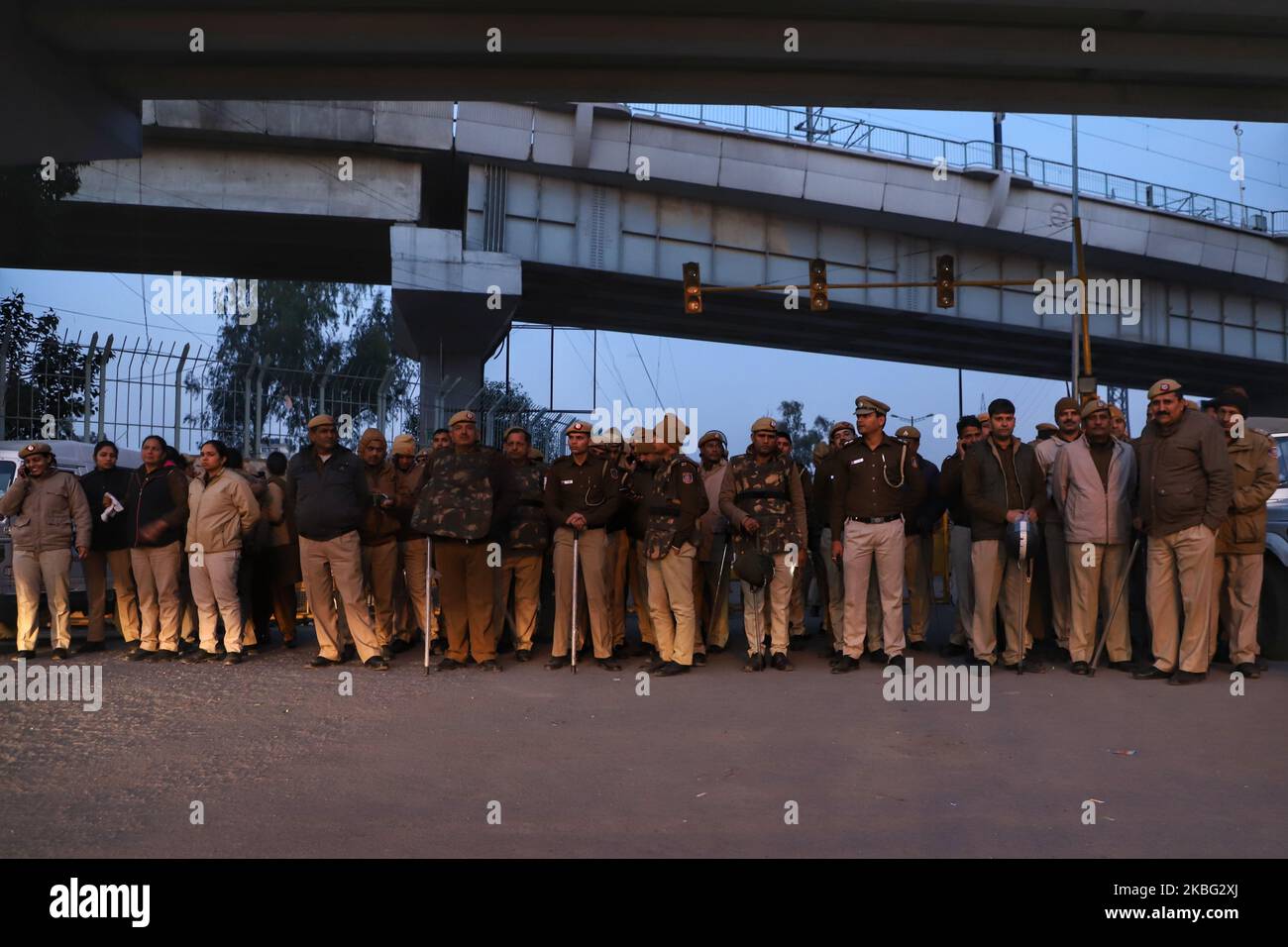 Le 02 février 2020, le personnel de police de Delhi se trouve près de Shaheen Bagh à New Delhi. La panique a été saisie après qu'un homme ait déclenché deux coups de feu dans la région de Shaheen Bagh, qui a été mise en garde plus tard par la police. Les protestations contre la Loi modifiant la citoyenneté (LACC) et le CNRC se poursuivent dans la région de Shaheen Bagh. (Photo de Nasir Kachroo/NurPhoto) Banque D'Images