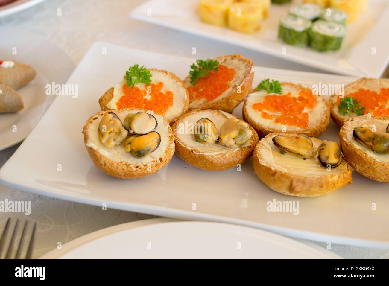 sandwiches avec moules et caviar sur la table Banque D'Images