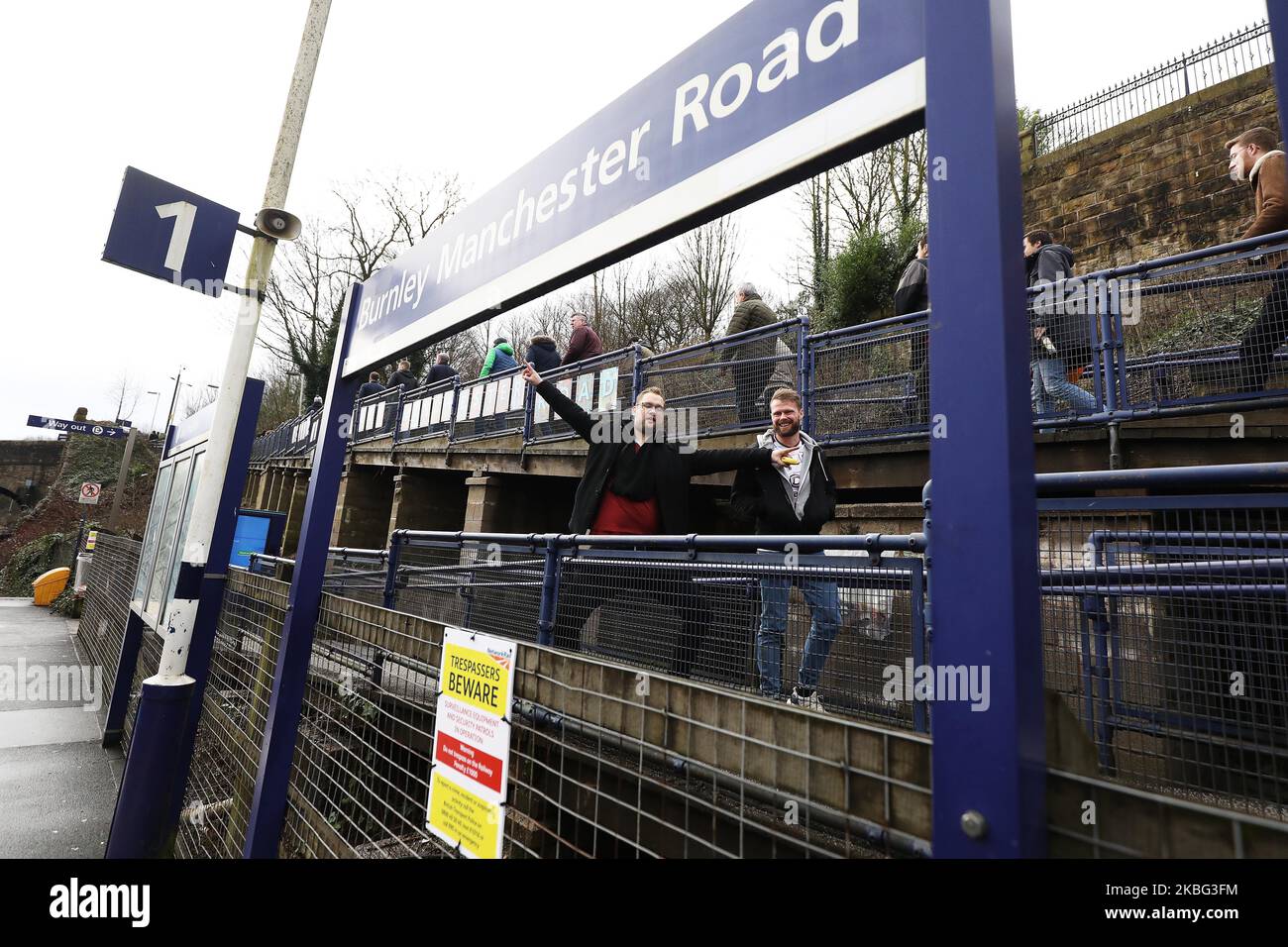 Un fan de Burnley se rend au sol depuis la gare de Burnley Manchester Road avant le match de la Premier League entre Burnley et Arsenal à Turf Moor, Burnley, le dimanche 2nd février 2020. (Photo de Tim Markland/MI News/NurPhoto) Banque D'Images