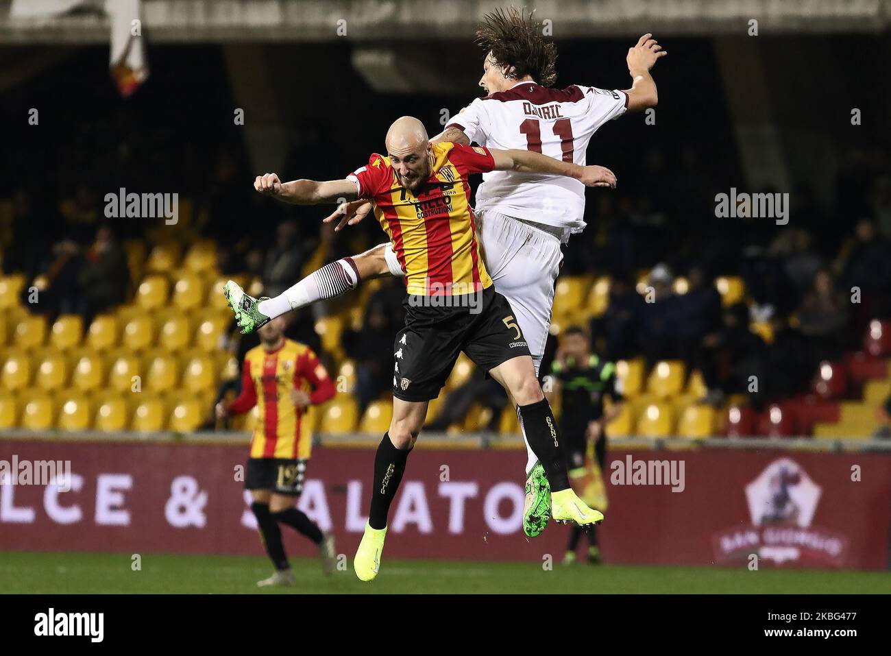 Luca Caldirola (Benevento Calcio), Milan Djuric (US Salernitana) pendant le derby Italien Serie B football match entre Benevento Calcio / US Salernitana au stade Ciro Vigorito à Benevento, Italie sur 2 février 2020 (photo de Paolo Manzo/NurPhoto) Banque D'Images