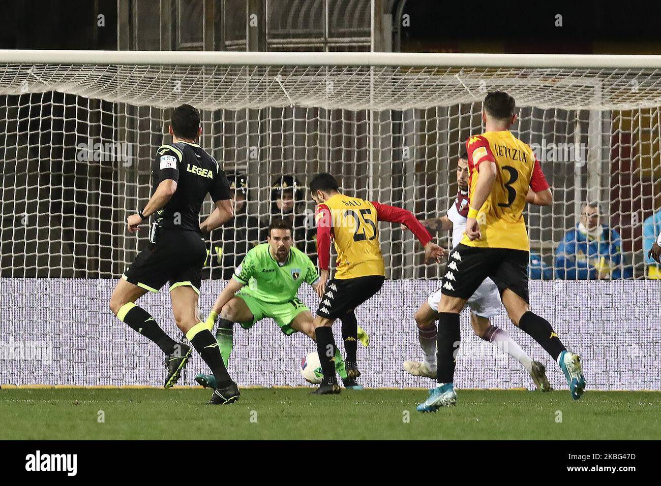 Marco Sau (Benevento Calcio) marque un but lors du match de football italien derby Serie B entre Benevento Calcio et US Salernitana au stade Ciro Vigorito à Benevento, Italie sur 2 février 2020 (photo de Paolo Manzo/NurPhoto) Banque D'Images