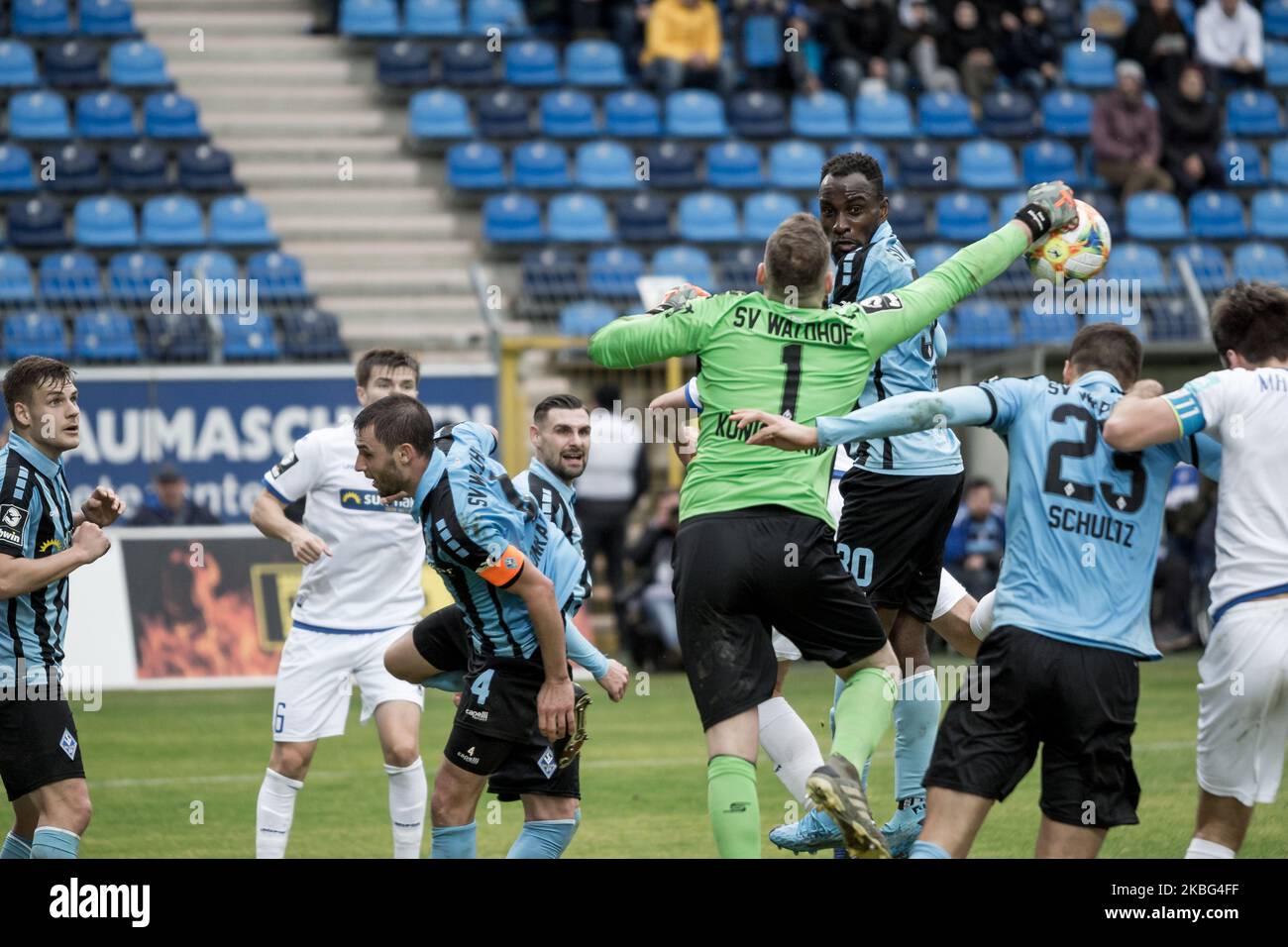 Le gardien de but Timo Königsmann et Jean Romaric Kevin Koffi de Mannheim pendant la 3. Match de Bundesliga entre SV Waldhof Mannheim et 1. FC Magdebourg au stade Carl-Benz-Stadion sur 02 février 2020 à Mannheim, Allemagne. (Photo de Peter Niedung/NurPhoto) Banque D'Images