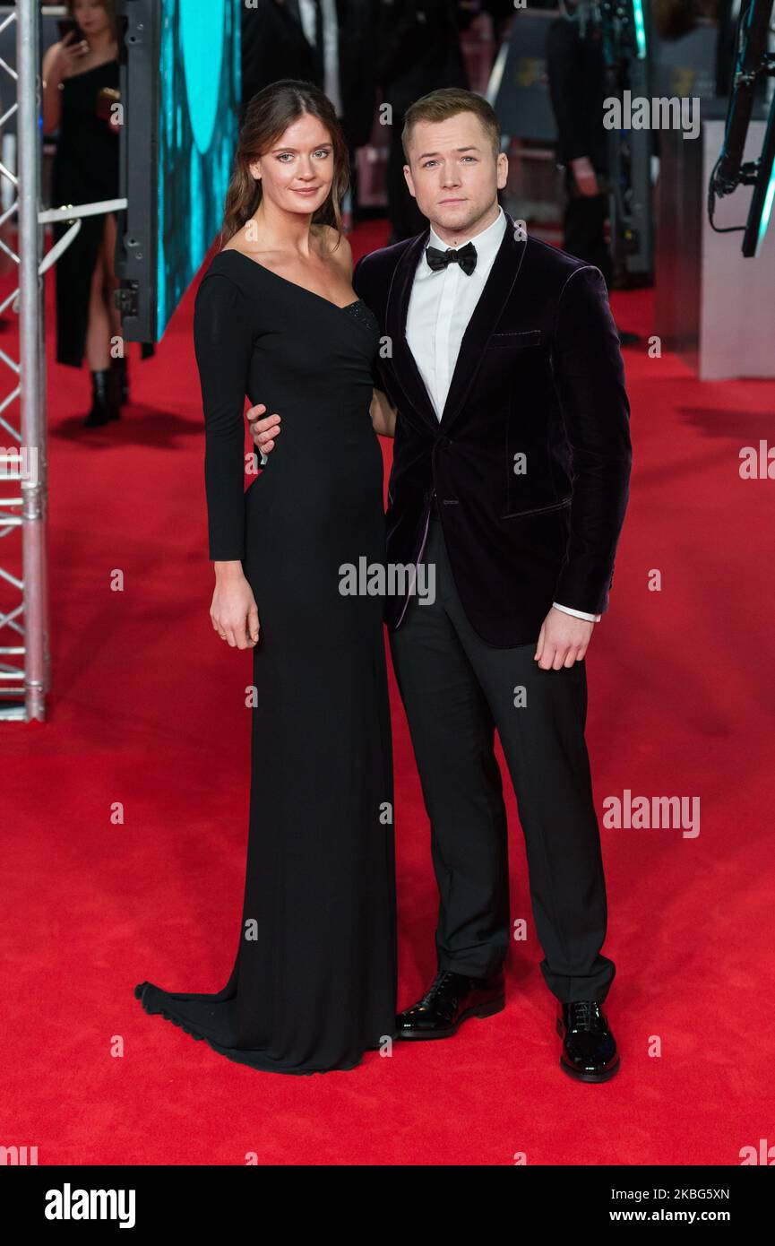 Taron Egerton (R) et Emily Thomas assistent à la cérémonie des prix du film de l'EE British Academy au Royal Albert Hall le 02 février 2020 à Londres, en Angleterre. (Photo de Wiktor Szymanowicz/NurPhoto) Banque D'Images