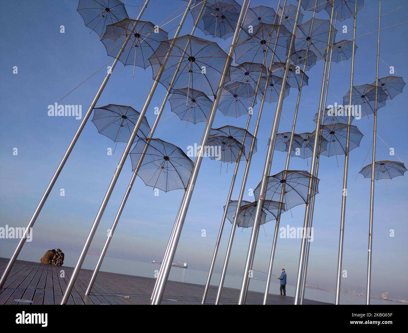 Les gens apprécient la sculpture des « parapluies » de feu artiste grec George Zongolopoulos sur la promenade de bord de mer de Thessalonique, Grèce sur 3 février 2020. (Photo de Grigoris Siamidis/NurPhoto) Banque D'Images