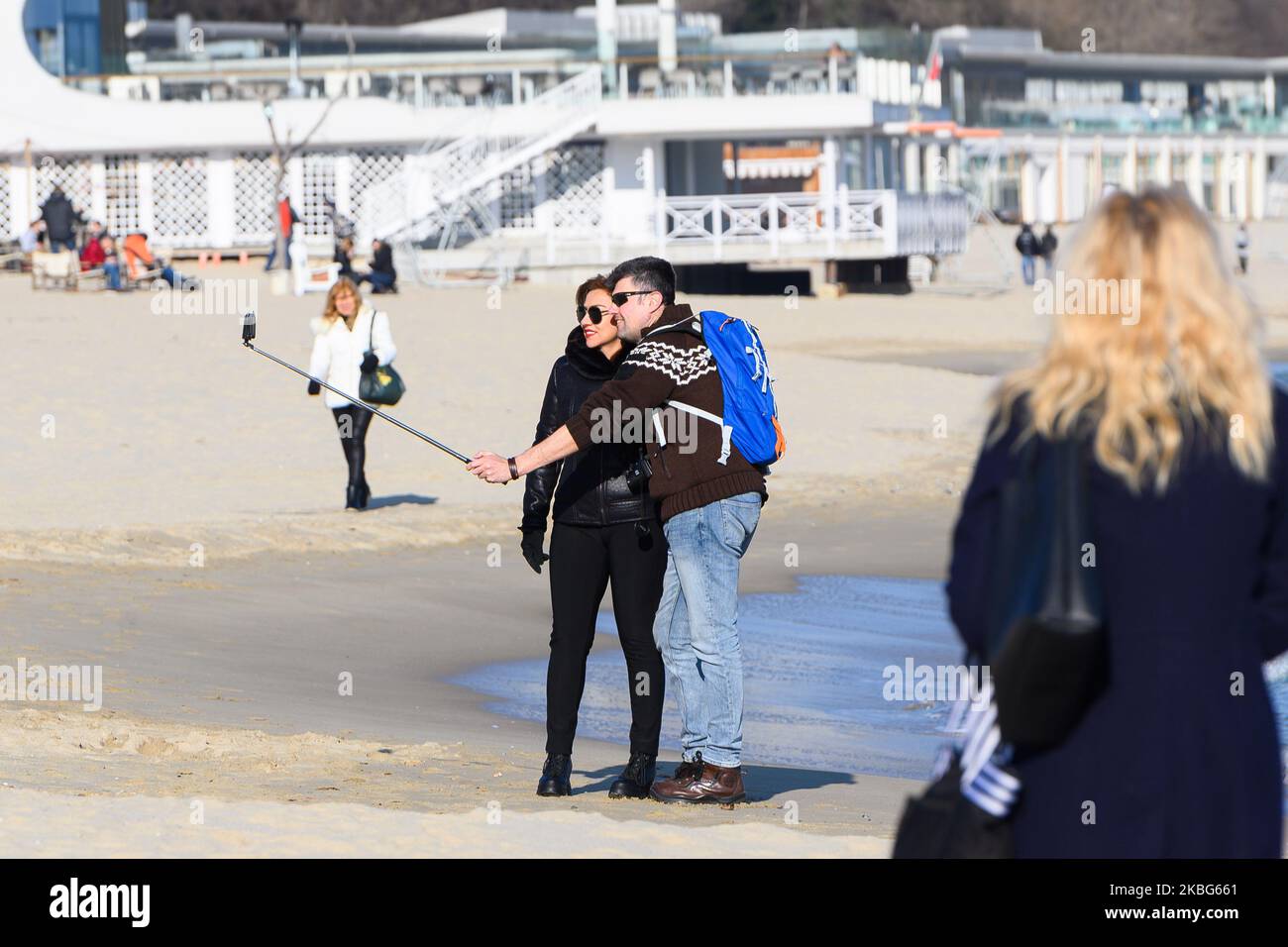 Bulgarie Winter High Temperature Record Broken les Bulgares s'apprécient lors d'une journée d'hiver ensoleillée à la plage de Varna, à environ 450 km à l'est de la capitale bulgare Sofia, le 3 février 2020. Les températures du devraient monter à 20 degrés Celsius (68 degrés Fahrenheit). Un record de plus de 50 ans de température élevée a été brisé le 2 février, car la température a atteint 19 degrés Celsius (environ 66 degrés Fahrenheit). Le temps est censé être exceptionnellement chaud pour les 3-4 prochains jours. (Photo par Petko Momchilov/impact Press GroupNurPhoto) Banque D'Images