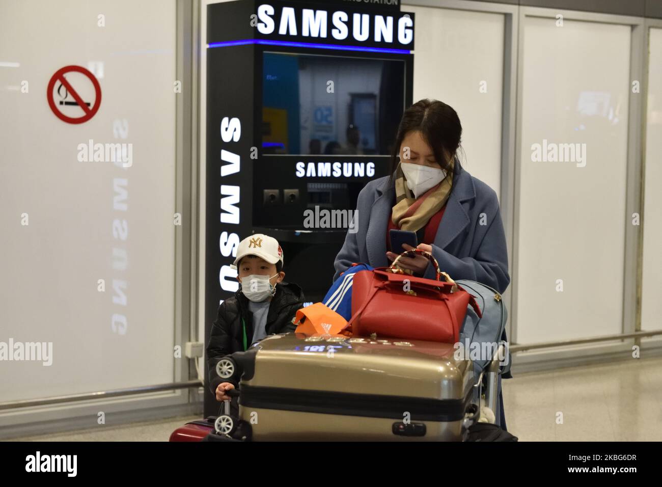 Les passagers à bord du vol CA863 d'Air China en provenance de Pékin arrivent à l'aéroport d'Athènes El. Venizelos portant des masques de protection contre le coronavirus le 3 février 2020 à Athènes, Grèce. (Photo de Nicolas Koutsokostas/NurPhoto) Banque D'Images