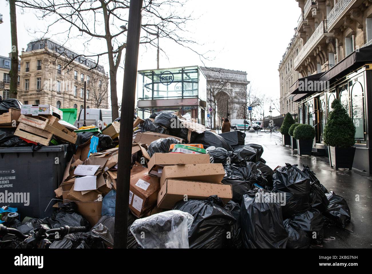 Des piles de gargages sont vues après la grève du syndicat des collecteurs de déchets contre la réforme des retraites à Paris, en France, sur 04 février 2020. Dans plusieurs parties de Paris, les trottoirs sont pleins de trashes que les collecteurs d'ordures ne peuvent pas obtenir, cause de la grève de 3 incinérateurs de traitement des déchets juste à l'extérieur de Paris, le 17th district, 8 e district et le 5th, Sont très touchés par cette grève contre la réforme des retraites du gouvernement.les trottoirs de Paris sont devenus des cours d'obstacles de surcirculation des bennes à roues après 10 jours de blocus dans les usines d'incinération de la ville. Les tas de déchets ont du rais Banque D'Images