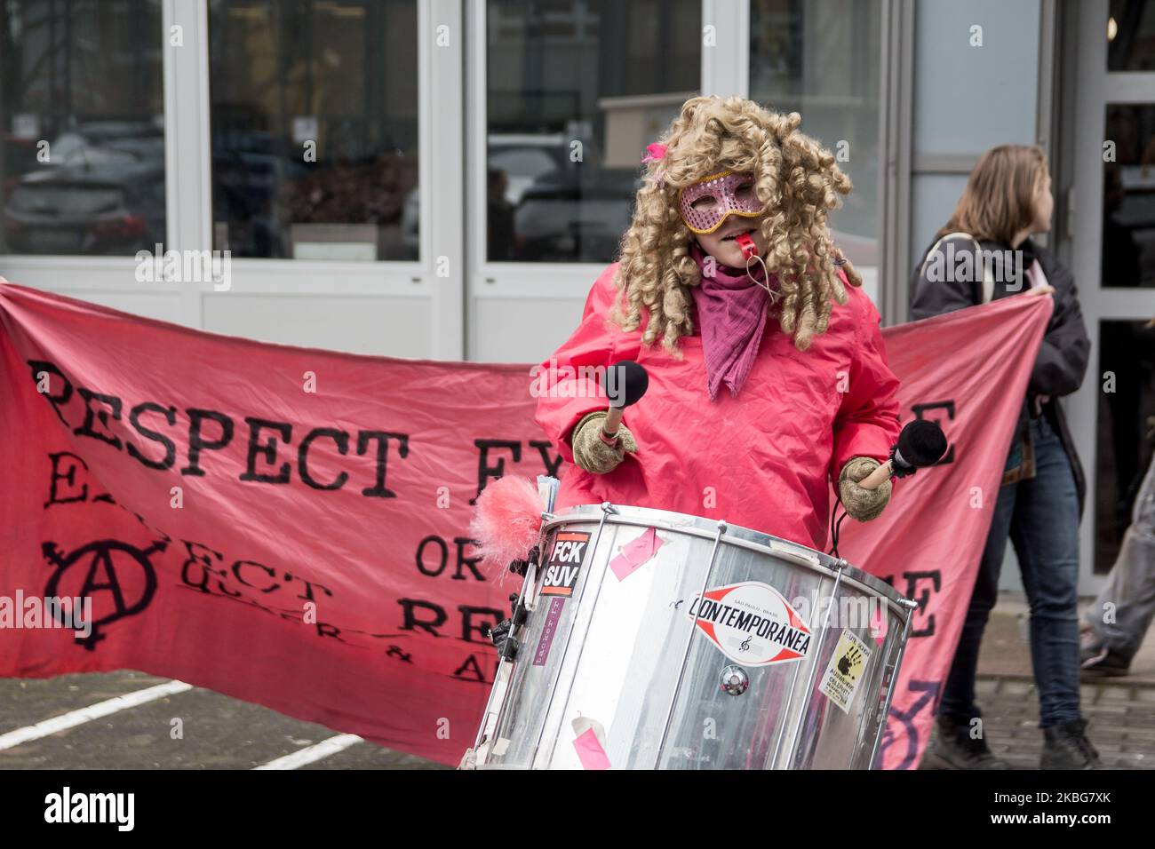 À Eschborn, l'Office fédéral de l'économie et du contrôle des exportations a été occupé le 4 février 2020 pour protester contre la guerre et les exportations d'armes. Des activistes ont bloqué les entrées du bâtiment à l'intérieur et à l'extérieur du bâtiment. Le bureau est devenu la cible de l'action de protestation parce qu'il est responsable de la délivrance de licences pour le matériel militaire. (Photo de Peter Niedung/NurPhoto) Banque D'Images