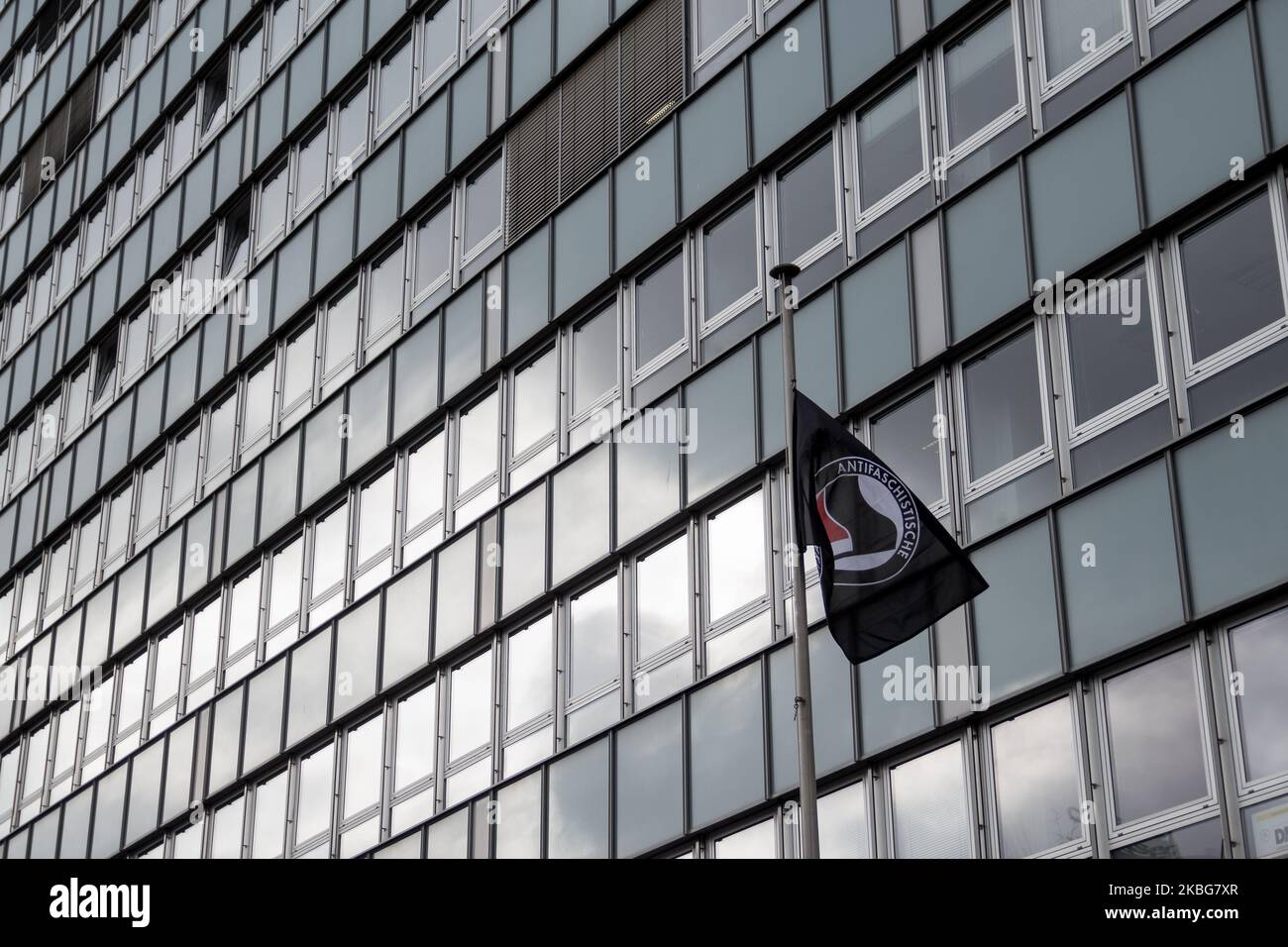 Devant le bâtiment, le drapeau de l'action antifasciste a été hissé pendant l'occupation de l'Office fédéral de l'économie et du contrôle des exportations le 04 février 2020 à Eschborn. Des militants de gauche ont bloqué les entrées du bâtiment à l'intérieur et devant le bâtiment pour protester contre la guerre et les exportations d'armes. Le bureau est devenu la cible de l'action de protestation parce qu'il est responsable de la délivrance de licences pour le matériel militaire. (Photo de Peter Niedung/NurPhoto) Banque D'Images