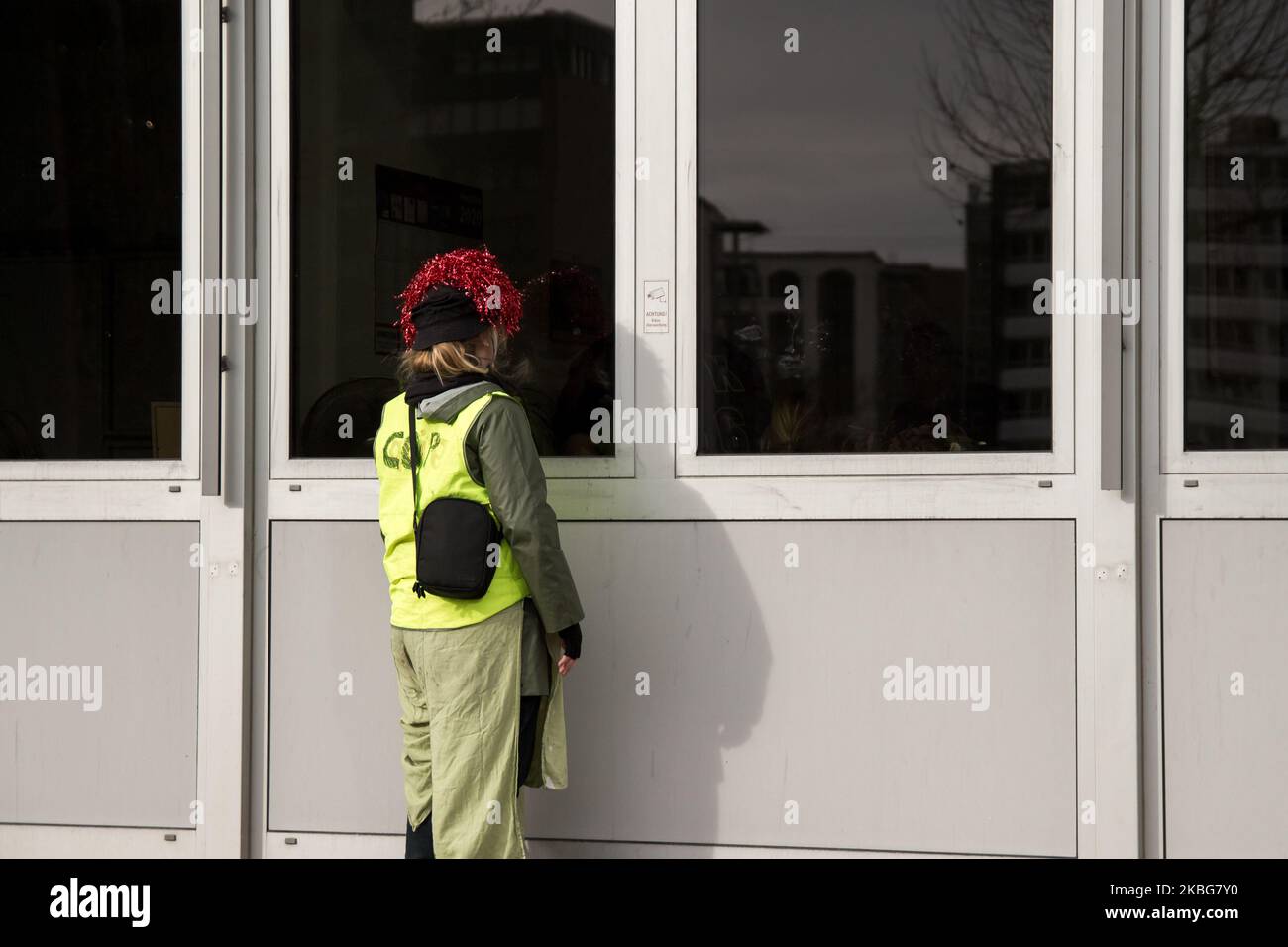 À Eschborn, l'Office fédéral de l'économie et du contrôle des exportations a été occupé le 4 février 2020 pour protester contre la guerre et les exportations d'armes. Des activistes ont bloqué les entrées du bâtiment à l'intérieur et à l'extérieur du bâtiment. Le bureau est devenu la cible de l'action de protestation parce qu'il est responsable de la délivrance de licences pour le matériel militaire. (Photo de Peter Niedung/NurPhoto) Banque D'Images