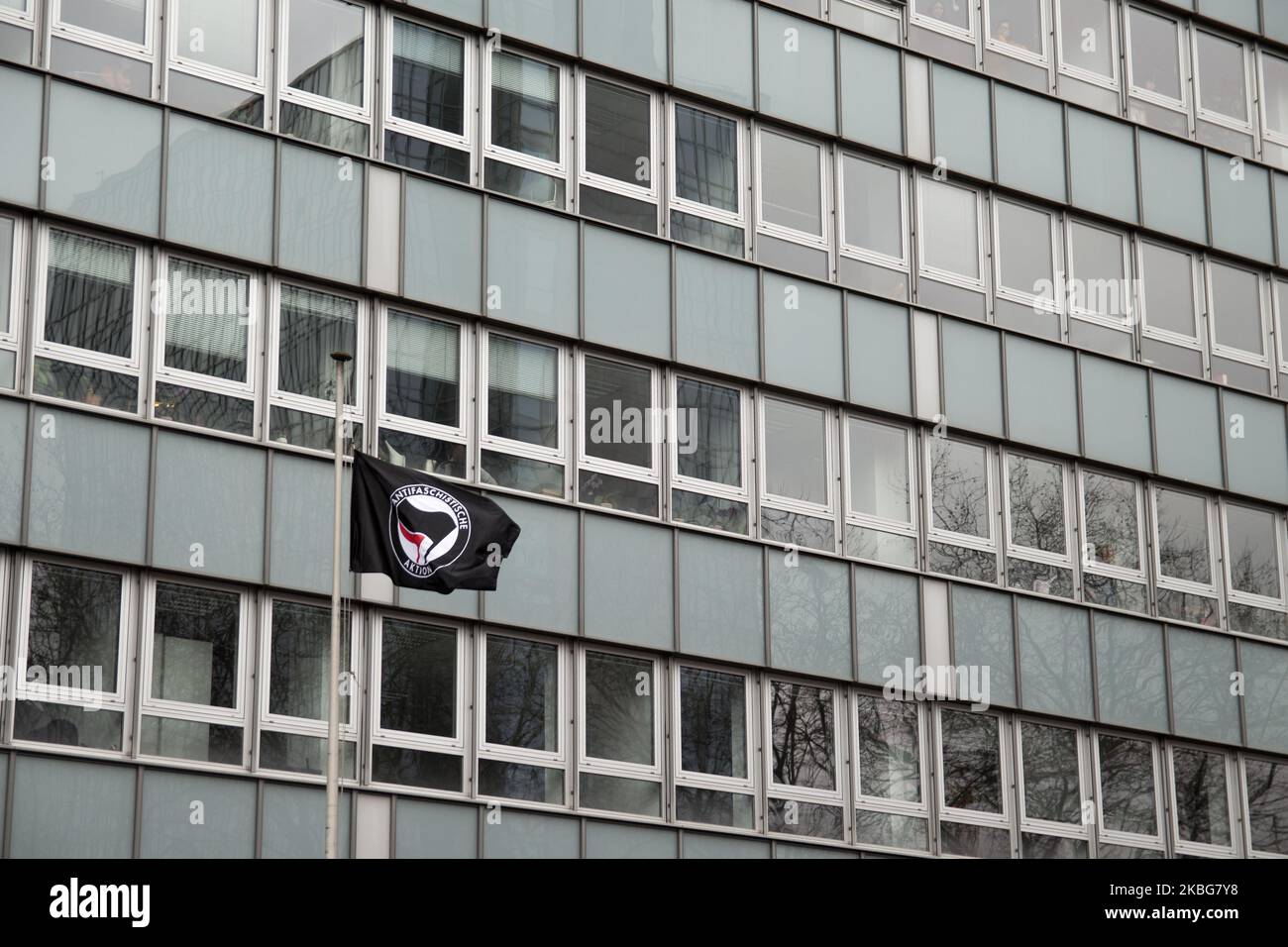 Devant le bâtiment, le drapeau de l'action antifasciste a été hissé pendant l'occupation de l'Office fédéral de l'économie et du contrôle des exportations le 04 février 2020 à Eschborn. Des militants de gauche ont bloqué les entrées du bâtiment à l'intérieur et devant le bâtiment pour protester contre la guerre et les exportations d'armes. Le bureau est devenu la cible de l'action de protestation parce qu'il est responsable de la délivrance de licences pour le matériel militaire. (Photo de Peter Niedung/NurPhoto) Banque D'Images