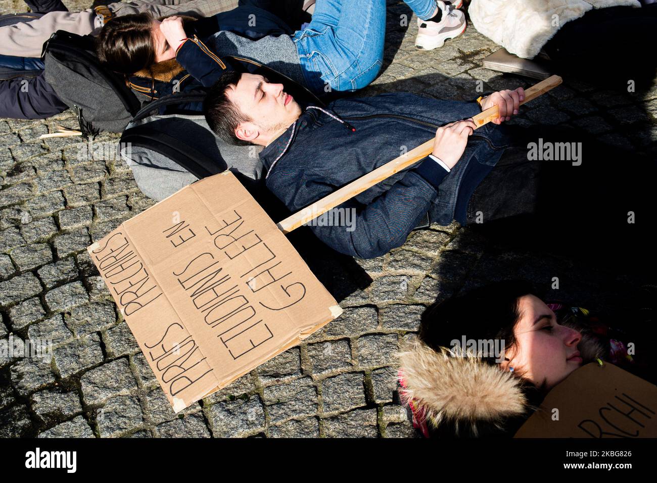 Couchés au sol de la place de l'hôtel de ville, les élèves de l'ENSAB sont en train de mourir pour dénoncer le manque de moyens accordés à leurs écoles, à Rennes, en France, sur 4 février 2020. (Photo de Vernault Quentin/NurPhoto) Banque D'Images