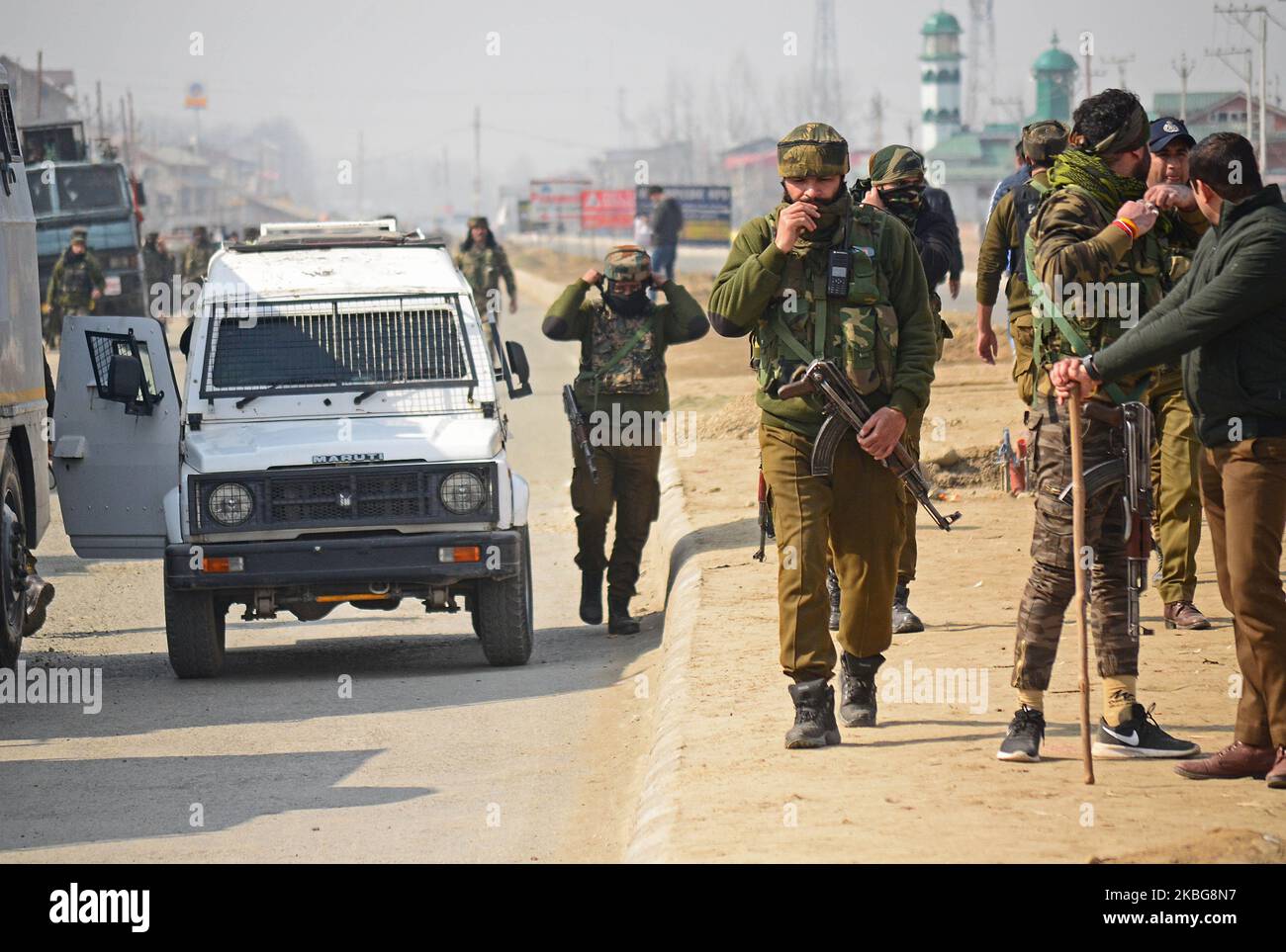 Les forces de sécurité indiennes marchent près du lieu de la fusillade où des militants et un soldat paramilitaire ont été tués lors d'une fusillade dans la région de Lawaypora, à Srinagar, au Cachemire, sur 05 février,2020. Deux militants et un homme de la Force de police de la Réserve centrale ont été tués lors d'une brève fusillade dans la région de Lawaypora, dans la banlieue de Srinagar. (Photo par Faisal Khan/NurPhoto) Banque D'Images