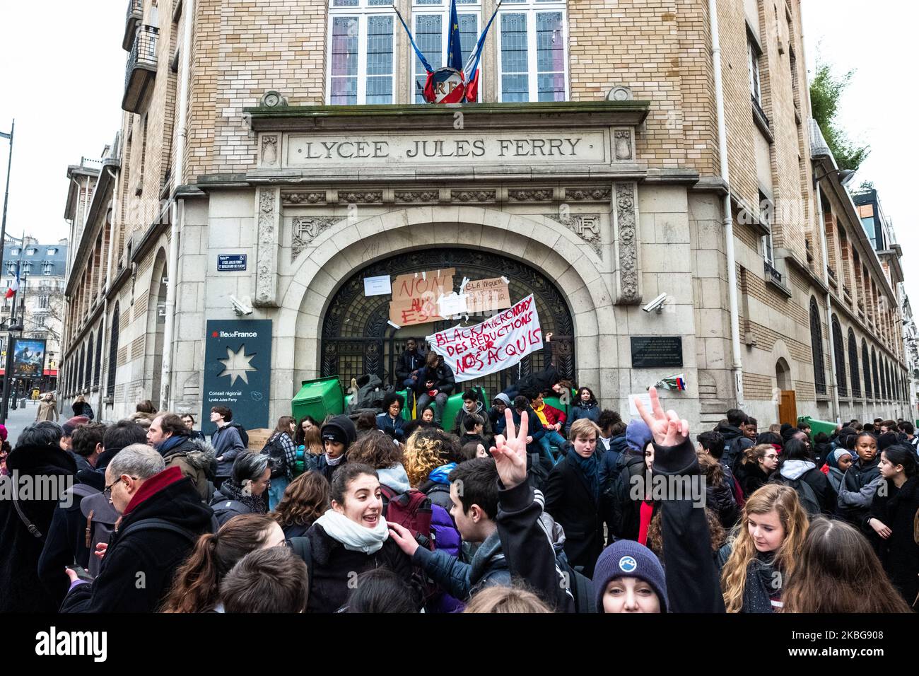 Comme beaucoup d'autres lycéens partout en France, certains étudiants, avec quelques parents et enseignants, le 5 février 2020, ont bloqué le lycée Jules Ferry à Paris, France, pour protester contre le test E3C, le nouveau baccalauréat et réussir à faire annuler le test pour la journée (photo de Jérôme Gilles/NurPhoto) Banque D'Images