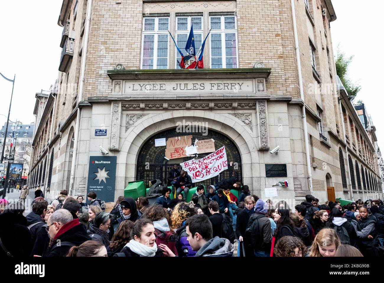 Comme beaucoup d'autres lycéens partout en France, certains étudiants, avec quelques parents et enseignants, le 5 février 2020, ont bloqué le lycée Jules Ferry à Paris, France, pour protester contre le test E3C, le nouveau baccalauréat et réussir à faire annuler le test pour la journée (photo de Jérôme Gilles/NurPhoto) Banque D'Images