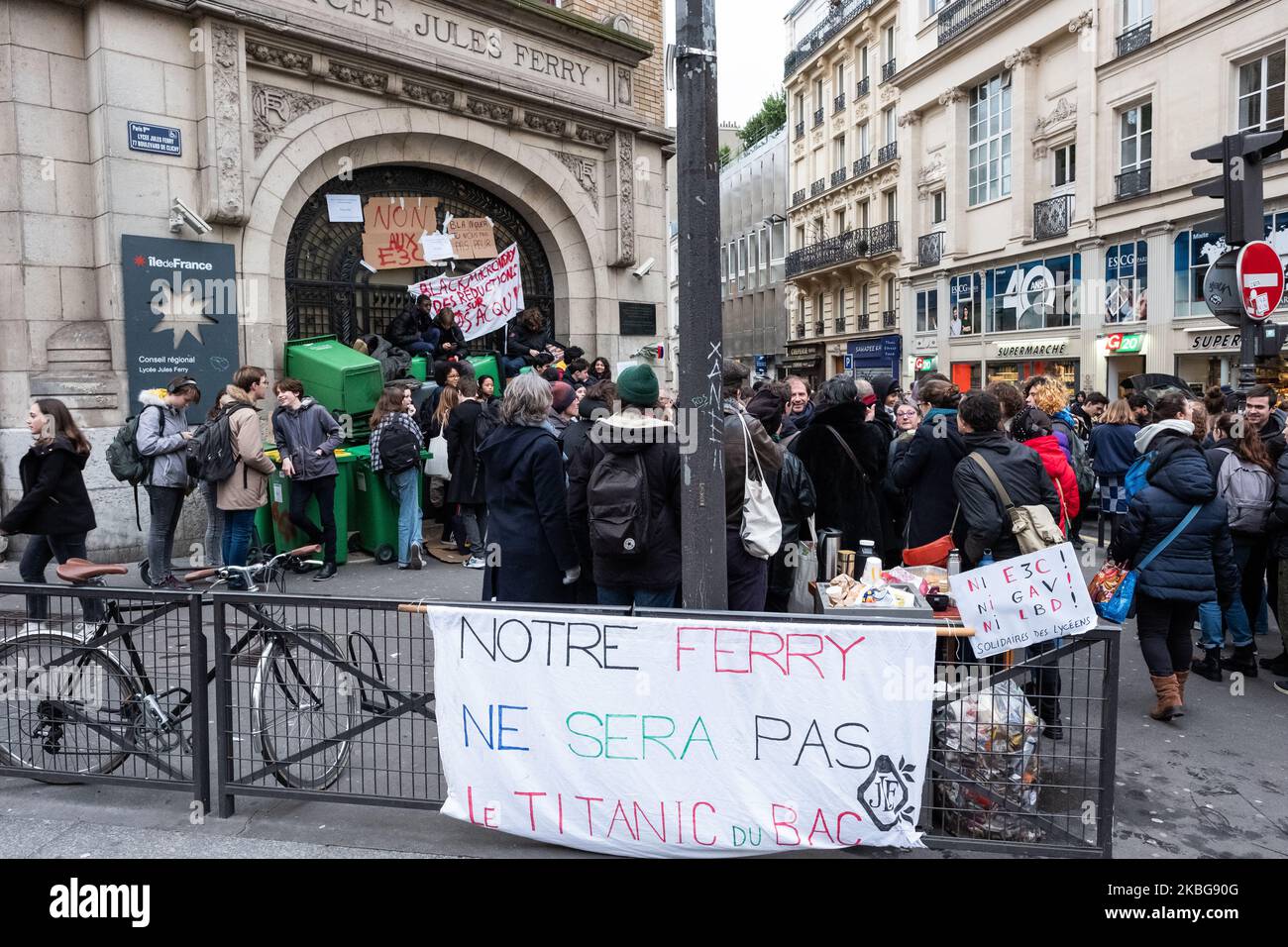 Comme beaucoup d'autres lycéens partout en France, certains étudiants, avec quelques parents et enseignants, le 5 février 2020, ont bloqué le lycée Jules Ferry à Paris, France, pour protester contre le test E3C, le nouveau baccalauréat et réussir à faire annuler le test pour la journée (photo de Jérôme Gilles/NurPhoto) Banque D'Images