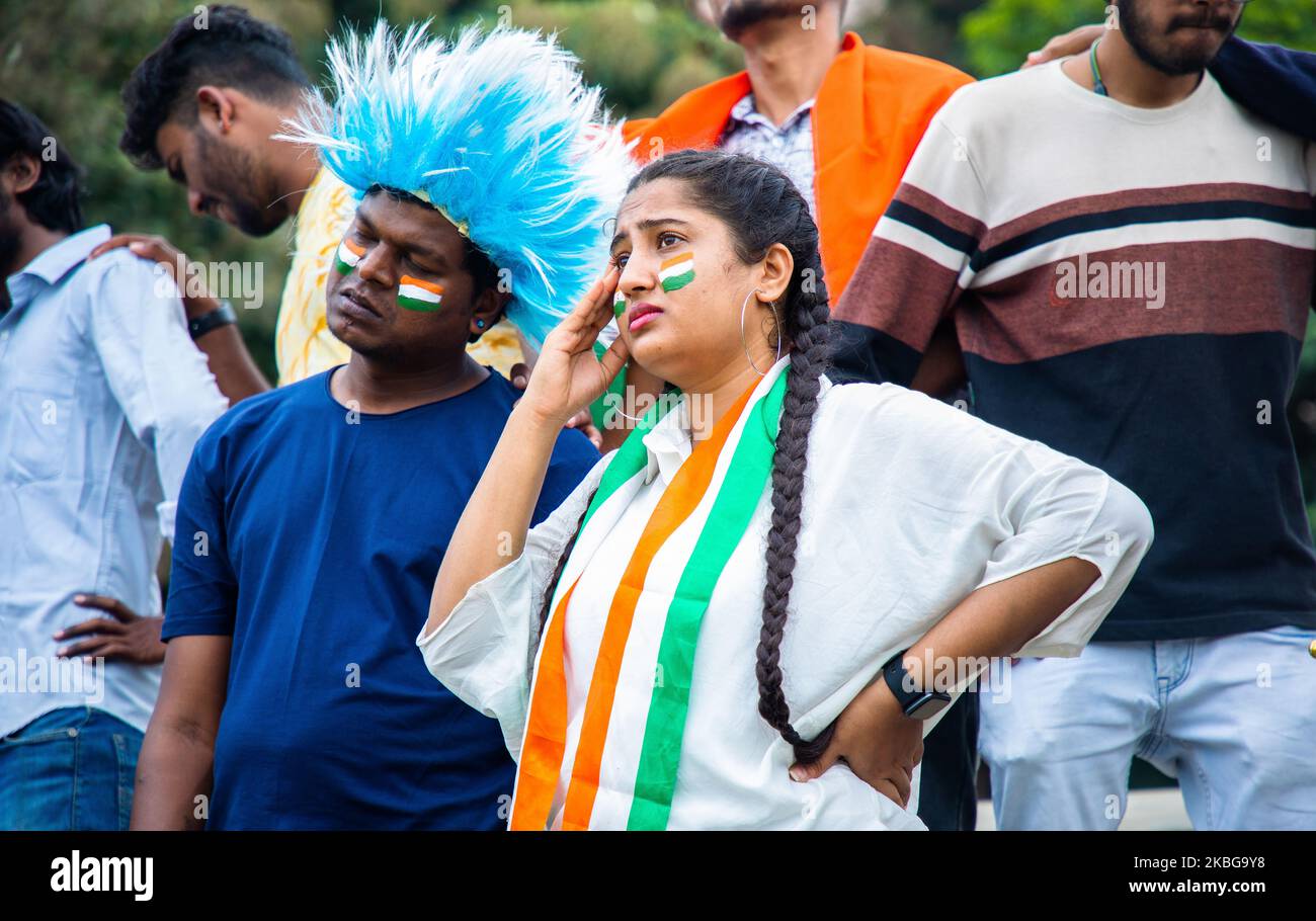 Inquiet fille avec drapeau indien peint sur le visage est devenu triste en regardant le match de sport au stade en raison de la perte de la cricket dans le cricket - concept de tournoi Banque D'Images