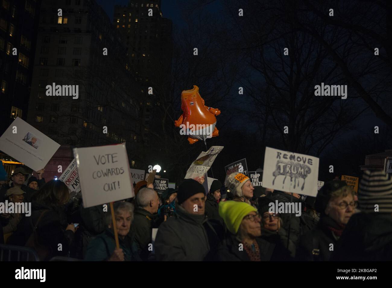 Un ballon de bébé Trump flotte au-dessus des manifestants qui se sont enfermés dans le cercle de Colomb pour démontrer leur résistance au procès de destitution à New York, NY, sur 5 février 2020. (Photo par Aidan Loughran/NurPhoto) Banque D'Images