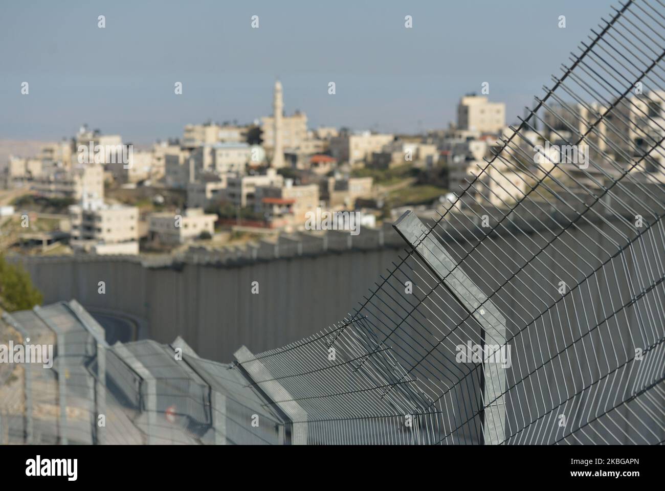 Une vue du mur qui sépare Jérusalem-est du village palestinien d'Abou dis, la capitale palestinienne proposée par le président américain Donald Trump plan pour le Moyen-Orient, sur 29 janvier 2020. Mercredi, 5 février 2020, à Jérusalem, Israël. (Photo par Artur Widak/NurPhoto) Banque D'Images