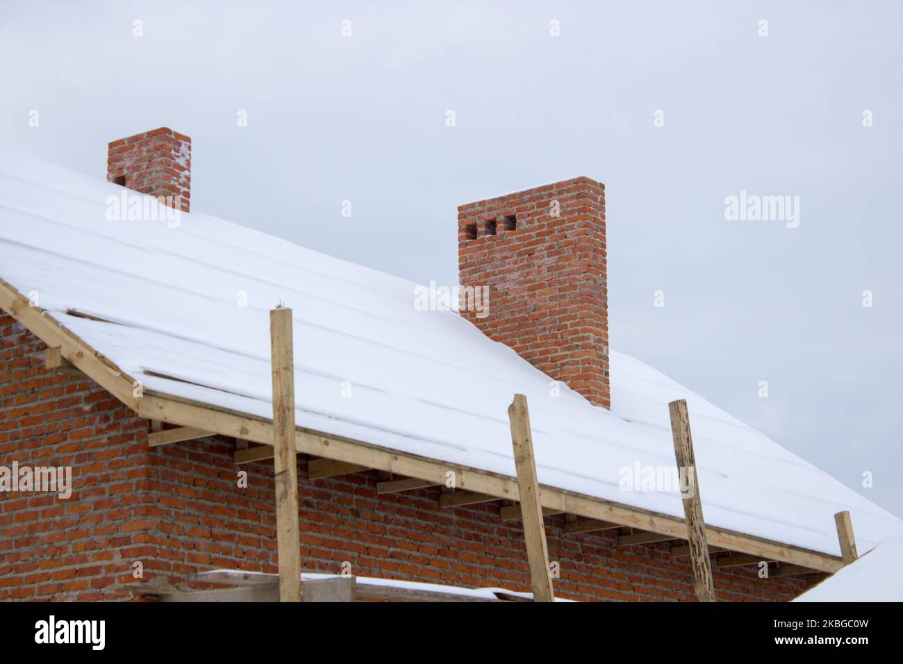 toit couvert de neige d'une nouvelle maison en hiver Banque D'Images