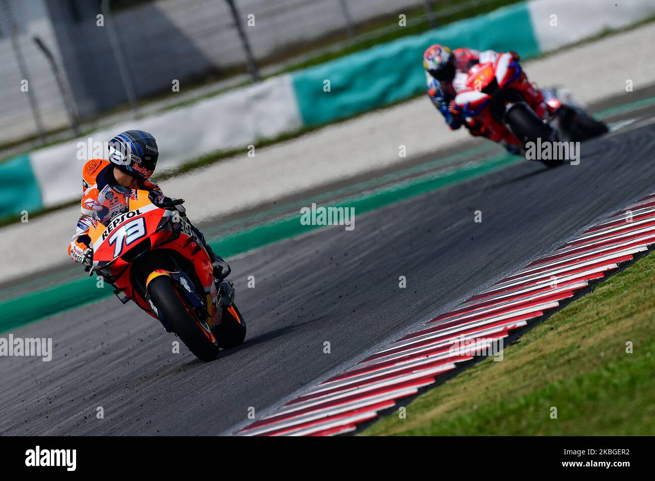 Alex Marquez d'Espagne et l'écurie Repsol Honda se sont raréés après avoir été chassant par un pilote de l'écurie de Pramac, Jack Miller pendant la deuxième journée d'essai officiel du MotoGP Sepang 2020 au circuit international de Sepang sur 7 février , 2020 à Sepang, Selangor, Malaisie. (Photo par Muhammad Amir Abidin/NurPhoto) Banque D'Images