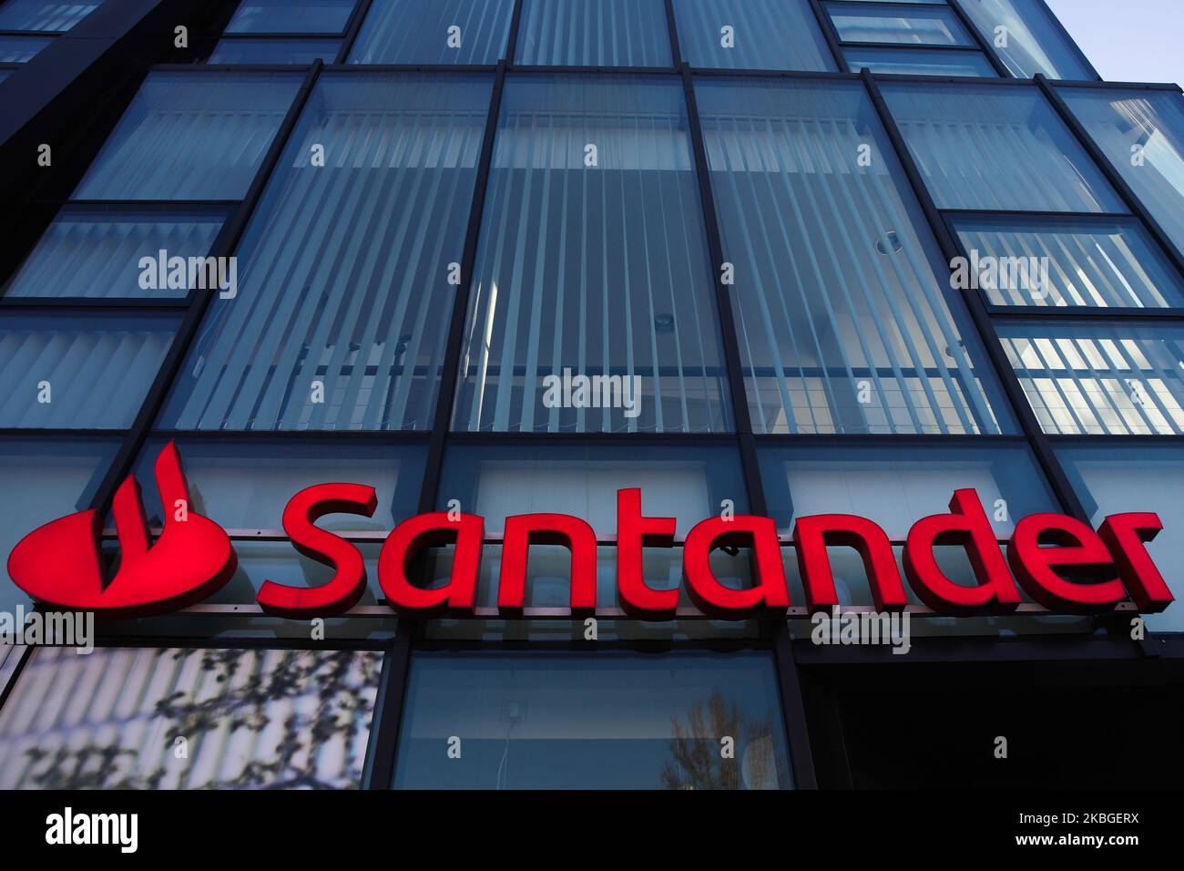 Le logo de la banque Santander est visible à Cracovie, en Pologne, sur 5 février 2020. (Photo de Jakub Porzycki/NurPhoto) Banque D'Images