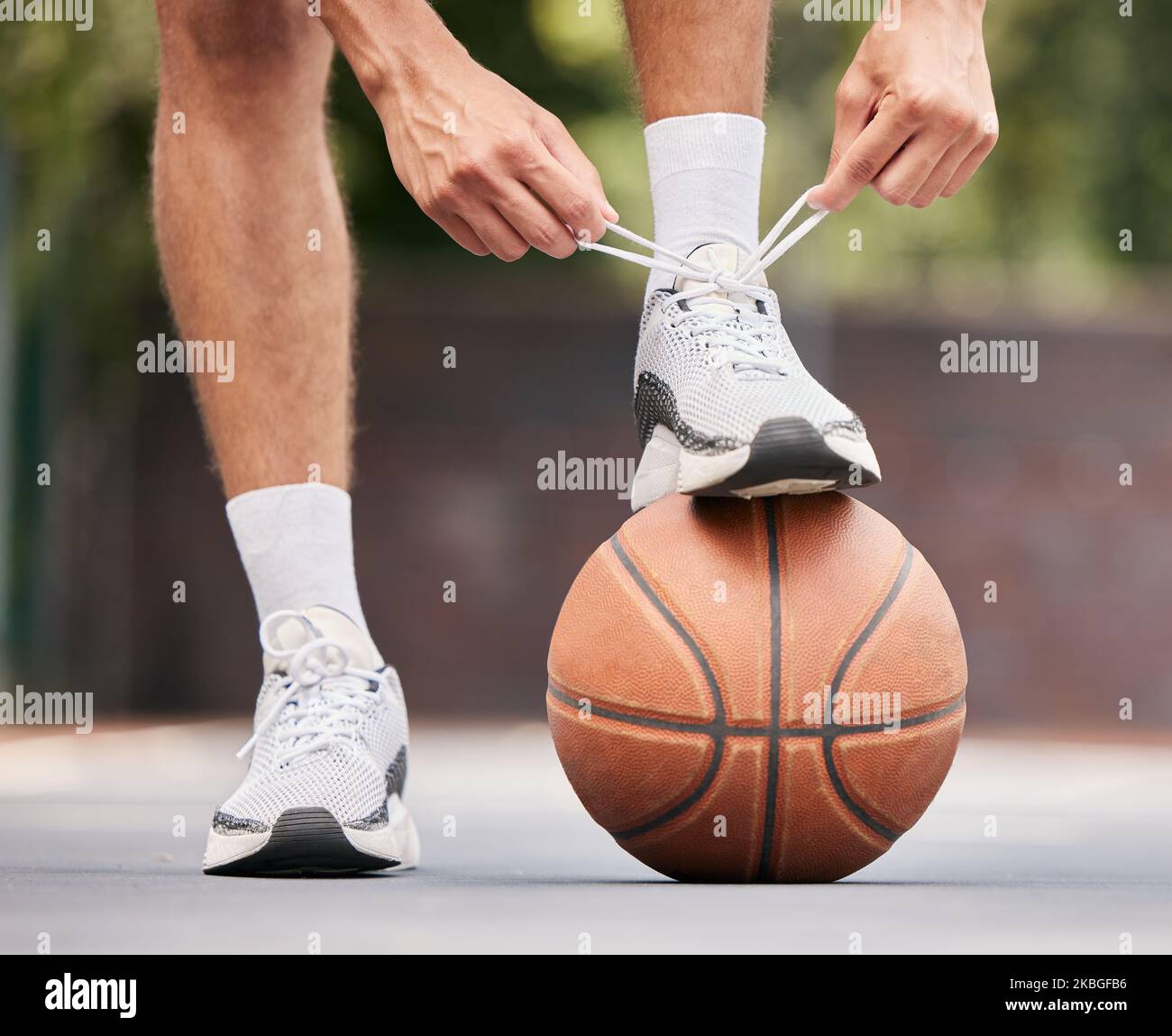 Basket-ball, athlète avec cordonnet, chaussures et sport sur terrain de basket-ball extérieur, fitness et motivation d'exercice. Homme, joueur de basket-ball et prêt pour Banque D'Images