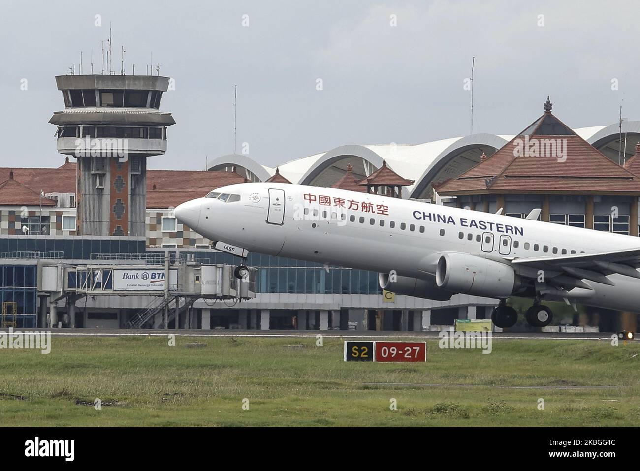 L'avion affrété de China Eastern Airline transportant des passagers chinois se rend à Wuhan, en Chine, depuis l'aéroport international I Gusti Ngurah Rai à Kuta, Bali, en Indonésie, sur 8 février 2020. 61 touristes chinois bloqués ont été évacués de Bali à l'aide d'un avion affrété de China Eastern Airline vers Wuhan depuis que le gouvernement indonésien a interrompu tout vol en provenance et à destination du continent chinois au départ de 5 février jusqu'à nouvel avis en raison de la prévention de la propagation du nouveau coronavirus en Indonésie. (Photo de Johannes Christo/NurPhoto) Banque D'Images