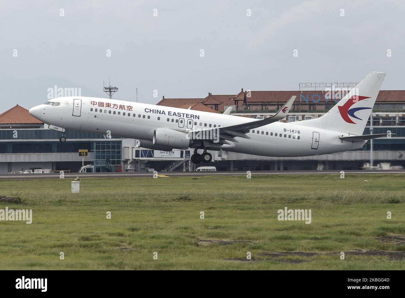 L'avion affrété de China Eastern Airline transportant des passagers chinois se rend à Wuhan, en Chine, depuis l'aéroport international I Gusti Ngurah Rai à Kuta, Bali, en Indonésie, sur 8 février 2020. 61 touristes chinois bloqués ont été évacués de Bali à l'aide d'un avion affrété de China Eastern Airline vers Wuhan depuis que le gouvernement indonésien a interrompu tout vol en provenance et à destination du continent chinois au départ de 5 février jusqu'à nouvel avis en raison de la prévention de la propagation du nouveau coronavirus en Indonésie. (Photo de Johannes Christo/NurPhoto) Banque D'Images