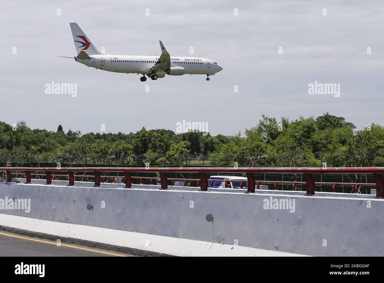 L'avion affrété de China Eastern Airline transporte des passagers chinois à destination de Wuhan, en Chine, à l'aéroport international I Gusti Ngurah Rai de Kuta, Bali, en Indonésie, sur 8 février 2020. 61 touristes chinois bloqués ont été évacués de Bali à l'aide d'un avion affrété de China Eastern Airline vers Wuhan depuis que le gouvernement indonésien a interrompu tout vol en provenance et à destination du continent chinois au départ de 5 février jusqu'à nouvel avis en raison de la prévention de la propagation du nouveau coronavirus en Indonésie. (Photo de Johannes Christo/NurPhoto) Banque D'Images