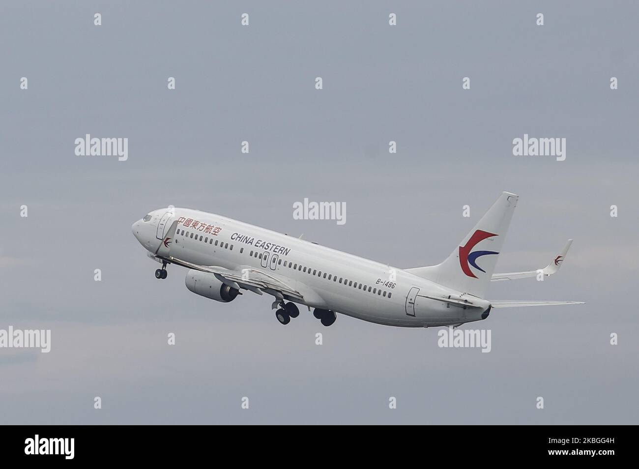 L'avion affrété de China Eastern Airline transportant des passagers chinois se rend à Wuhan, en Chine, depuis l'aéroport international I Gusti Ngurah Rai à Kuta, Bali, en Indonésie, sur 8 février 2020. 61 touristes chinois bloqués ont été évacués de Bali à l'aide d'un avion affrété de China Eastern Airline vers Wuhan depuis que le gouvernement indonésien a interrompu tout vol en provenance et à destination du continent chinois au départ de 5 février jusqu'à nouvel avis en raison de la prévention de la propagation du nouveau coronavirus en Indonésie. (Photo de Johannes Christo/NurPhoto) Banque D'Images