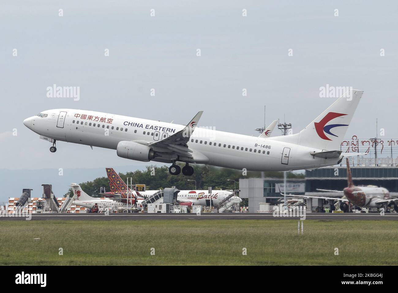L'avion affrété de China Eastern Airline transportant des passagers chinois se rend à Wuhan, en Chine, depuis l'aéroport international I Gusti Ngurah Rai à Kuta, Bali, en Indonésie, sur 8 février 2020. 61 touristes chinois bloqués ont été évacués de Bali à l'aide d'un avion affrété de China Eastern Airline vers Wuhan depuis que le gouvernement indonésien a interrompu tout vol en provenance et à destination du continent chinois au départ de 5 février jusqu'à nouvel avis en raison de la prévention de la propagation du nouveau coronavirus en Indonésie. (Photo de Johannes Christo/NurPhoto) Banque D'Images