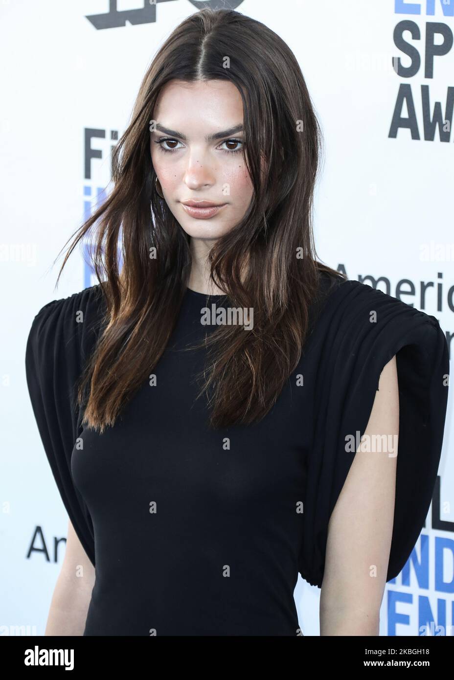 SANTA MONICA, LOS ANGELES, CALIFORNIE, ÉTATS-UNIS - FÉVRIER 08 : Le mannequin Emily Ratajkowski portant une robe et des chaussures Valentino, un sac Tyler Ellis et des bijoux Pomellato arrive aux 2020 film Independent Spirit Awards qui se tiennent à la plage de Santa Monica sur 8 février 2020 à Santa Monica, Los Angeles, Californie, États-Unis. (Photo par Xavier Collin/image Press Agency/NurPhoto) Banque D'Images