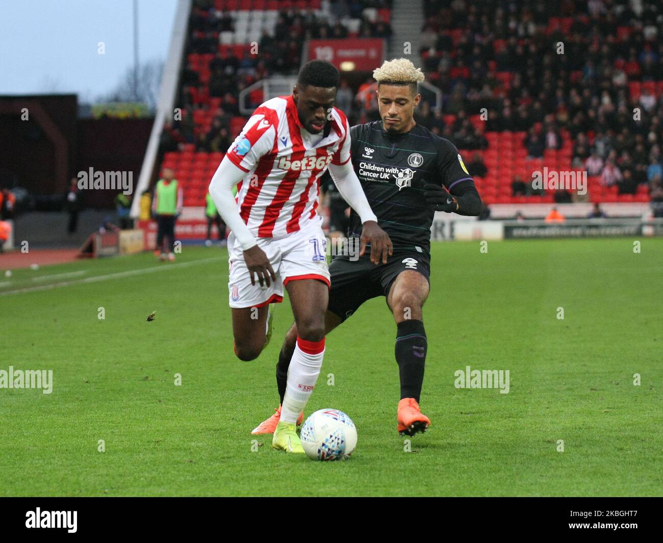 Sam Clucas de Stoke City combat pour le ballon avec Lyle Taylor de Charlton Athletic lors du match de championnat Sky Bet entre Stoke City et Charlton Athletic au stade Britannia, Stoke-on-Trent, le samedi 8th février 2020. (Photo de Simon Newbury/MI News/NurPhoto) Banque D'Images