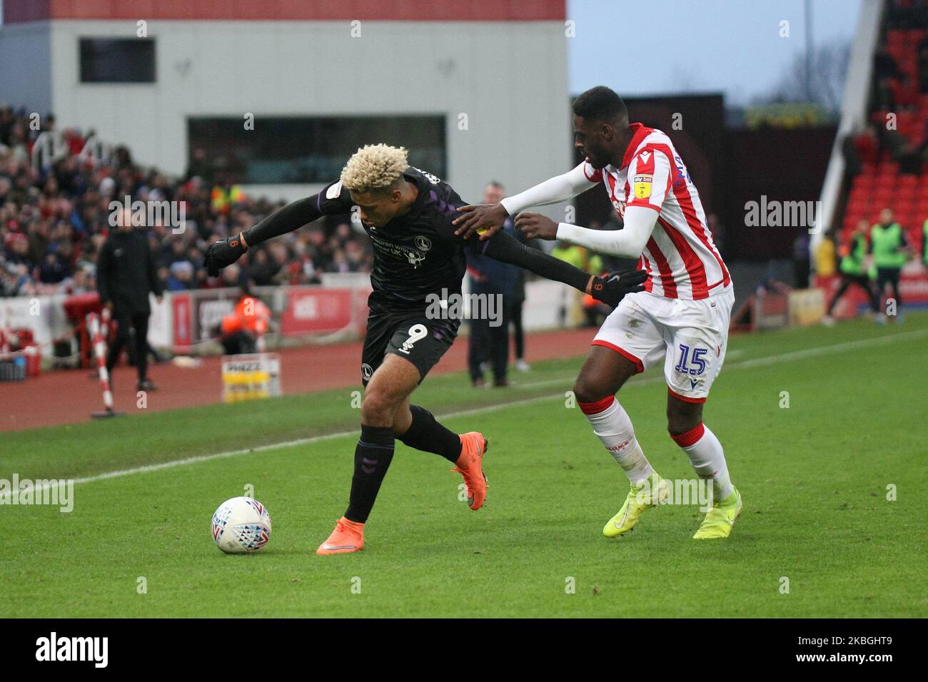 Lyle Taylor, de Charlton Athletic, déchaîne Bruno Martins Indi de Stoke City lors du match de championnat Sky Bet entre Stoke City et Charlton Athletic au stade Britannia, Stoke-on-Trent, le samedi 8th février 2020. (Photo de Simon Newbury/MI News/NurPhoto) Banque D'Images