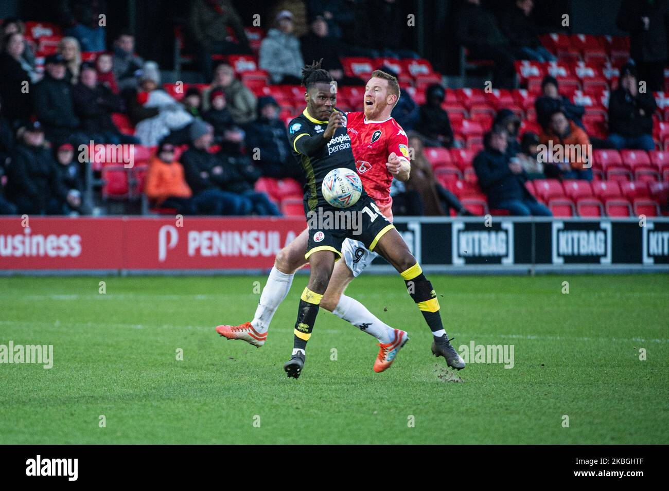 David Sesay, du Crawley Town FC, est entré en collision avec Adam Rooney, du Salford City FC, lors du match Sky Bet League 2 entre Salford City et Crawley Town à Moor Lane, Salford, le samedi 8th février 2020. (Photo de Ian Charles/MI News/NurPhoto) Banque D'Images