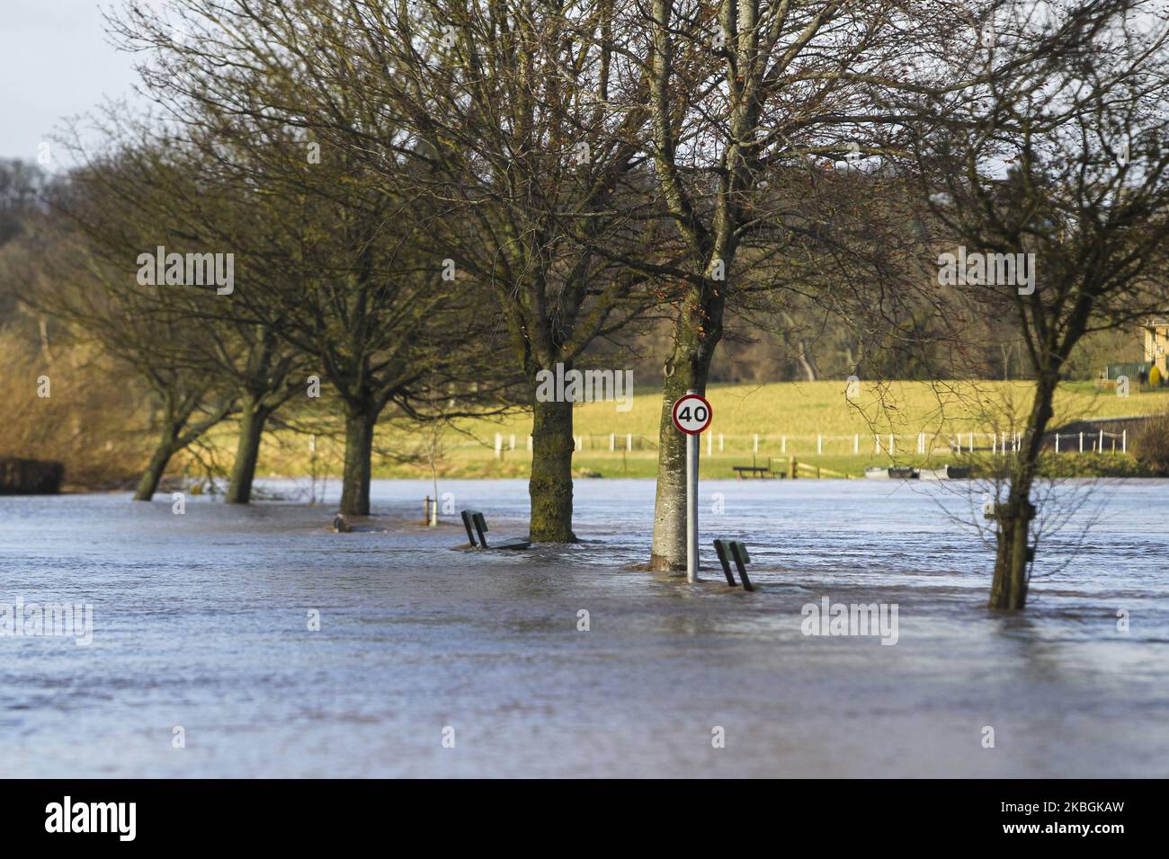 La rivière Tweed est considérée comme ayant inondé ses berges aux frontières écossaises sur 09 février 2020 près de Kelso, au Royaume-Uni. Des avertissements météorologiques ambrés sont en place lorsque des rafales de 90mph et de fortes pluies balaient à travers le Royaume-Uni et que les voyageurs sont confrontés aux perturbations de Storm Ciara. Les compagnies ferroviaires d'Angleterre, d'Écosse et du pays de Galles ont exhorté les passagers à ne pas voyager et ont déclaré qu'ils opérera des horaires réduits et des restrictions de vitesse tout au long de la journée. (Photo par Ewan Bootman/NurPhoto) Banque D'Images