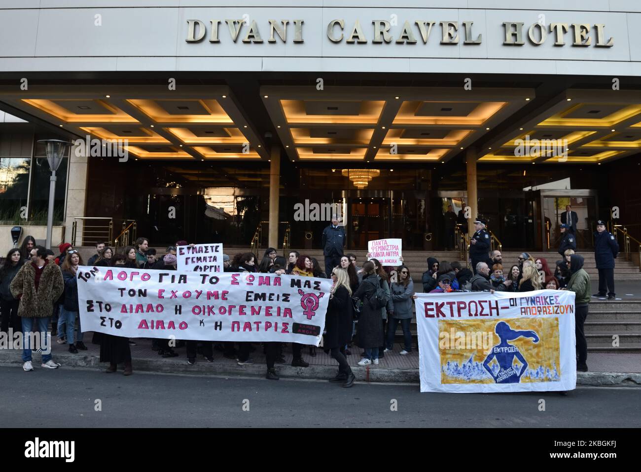 Les militants des droits à l'avortement protestent le 9 février 2020 devant l'hôtel Divani Caravel à Athènes, alors que des groupes chrétiens orthodoxes grecs connus pour leurs convictions anti-avortement tiennent une conférence quotidienne à l'intérieur. (Photo de Nicolas Koutsokostas/NurPhoto) Banque D'Images