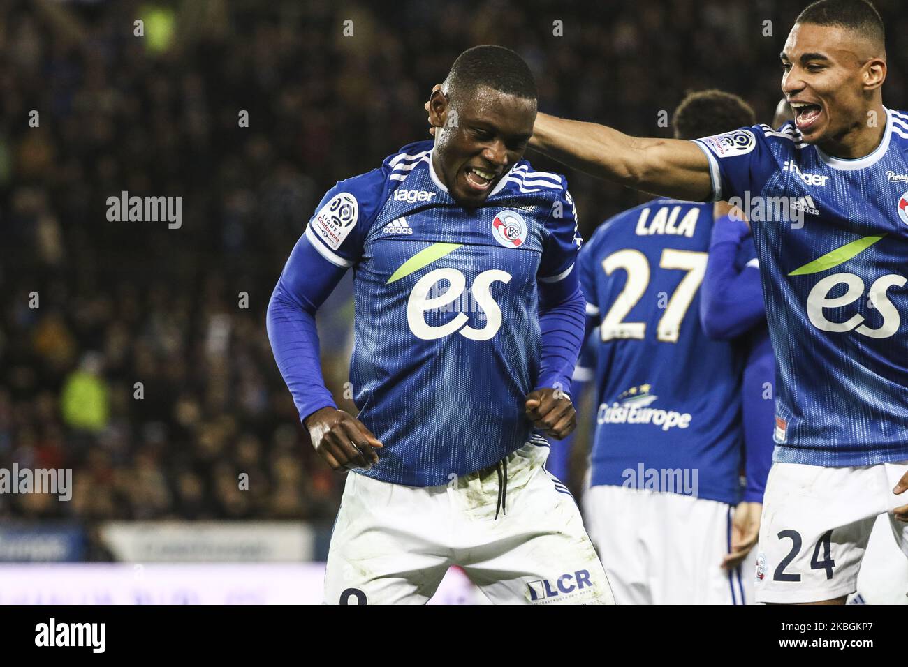 Majeed Waris et Djiku Alexander, lors du match de football français L1 entre Strasbourg (RCSA) et Reims (SR), sur 9 février , 2020 au stade Meinau (photo d'Elyxandro Cegarra/NurPhoto) Banque D'Images