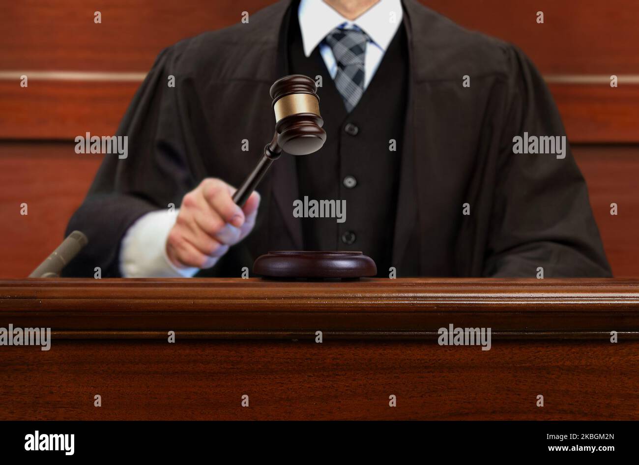 Un juge masculin frappe le gavel après avoir rendu le verdict dans la salle d'audience Banque D'Images
