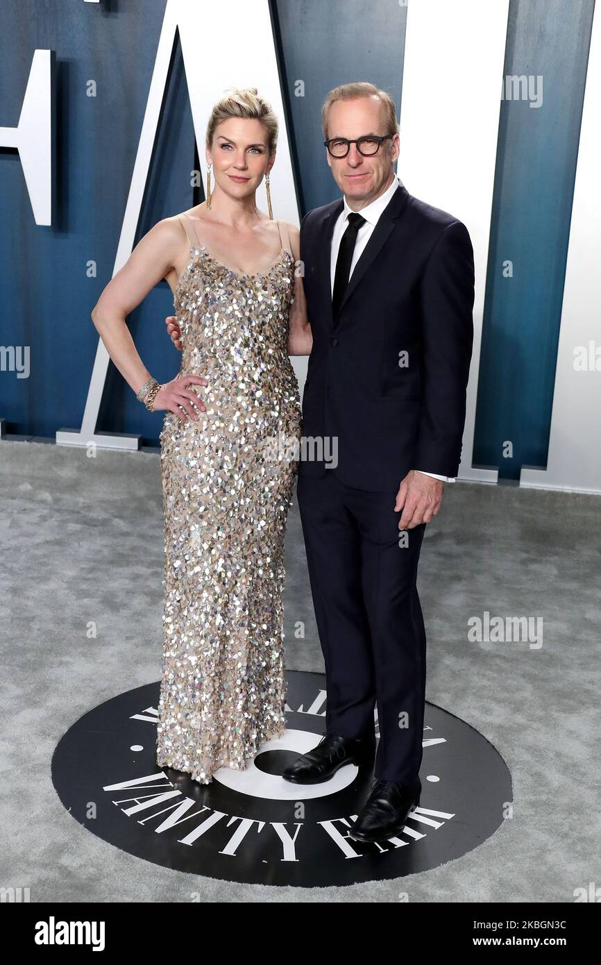 BEVERLY HILLS, LOS ANGELES, CALIFORNIE, États-Unis - FÉVRIER 09 : Rhea Seehorn et Bob Odenkirk arrivent à la fête des Oscars de la Vanity Fair de 2020 qui s'est tenue au Wallis Annenberg Center for the Performing Arts on 9 février 2020 à Beverly Hills, Los Angeles, Californie, États-Unis. (Photo par Xavier Collin/image Press Agency/NurPhoto) Banque D'Images